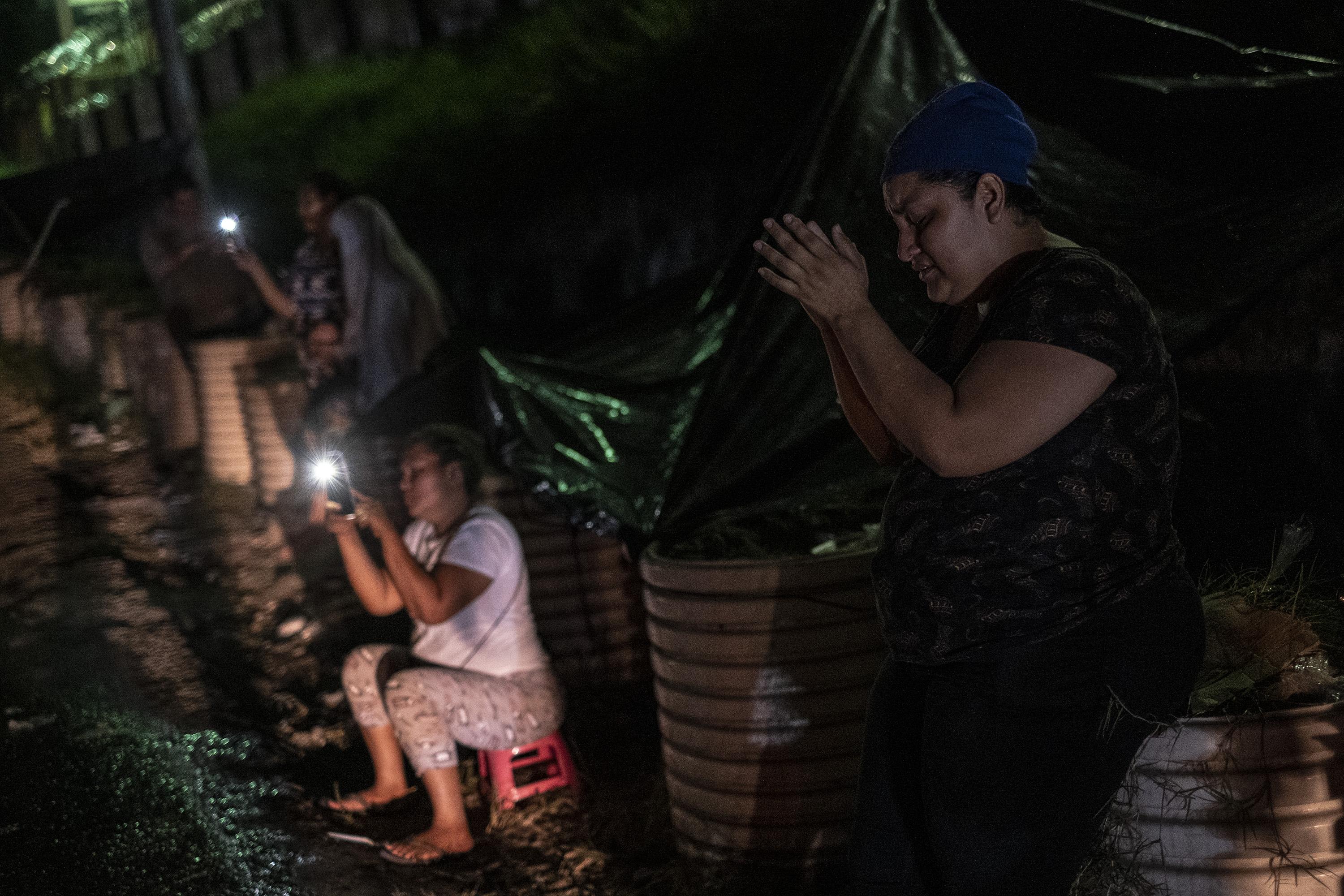 Jéssica Torres lleva 15 días durmiendo en la calle frente al penal de Mariona. Espera para recibir noticias de su esposo, quien según ella fue detenido injustamente en Usulután: 