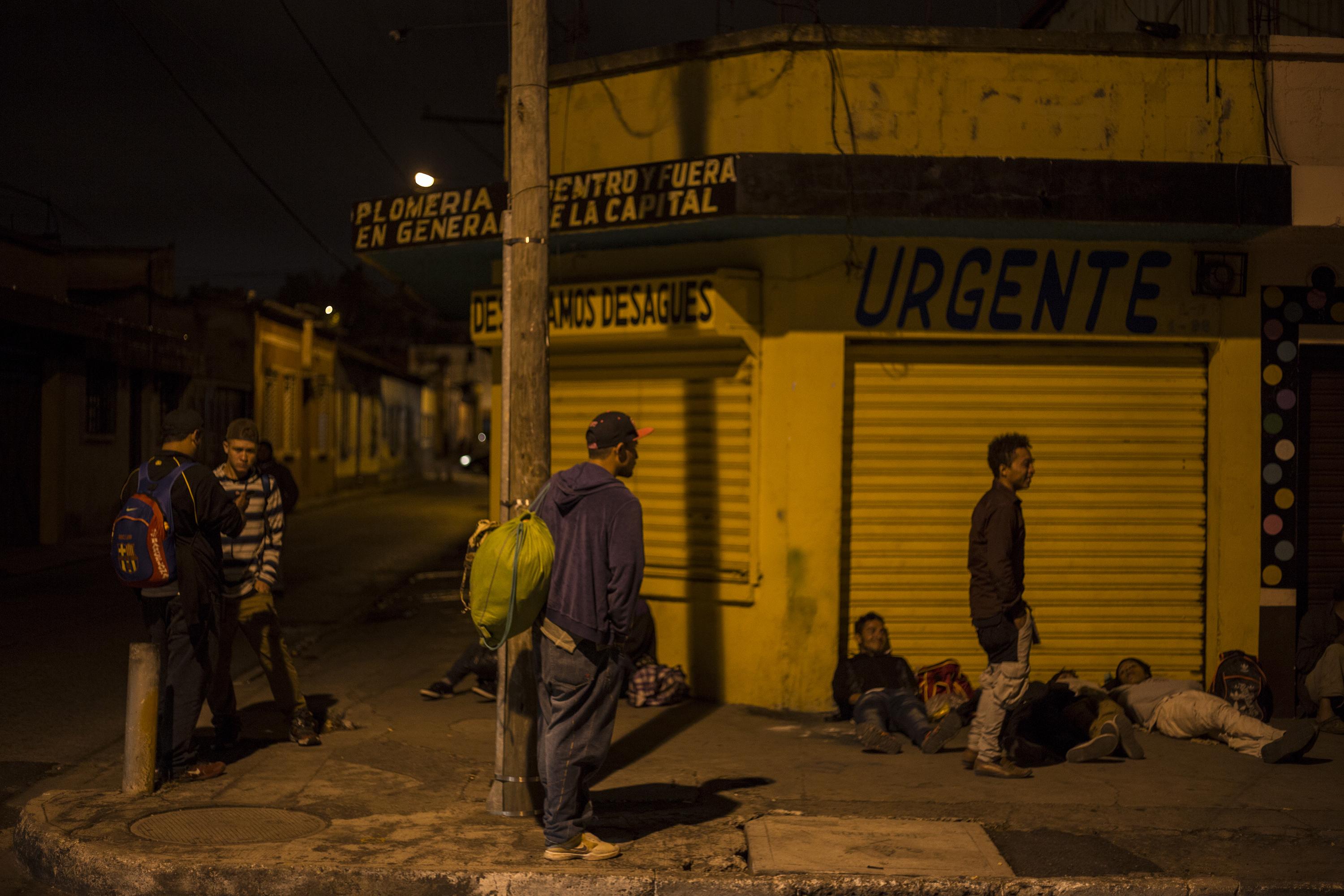 Migrantes salvadoreños descansan sobre las calles de la Zona 1 de Ciudad de Guatemala. ientos esperan un turno en los albergues abarrotados por el paso de las caravansa de migrantes que huyen hacia Estados Unidos. Foto de El Faro: Víctor Peña. 