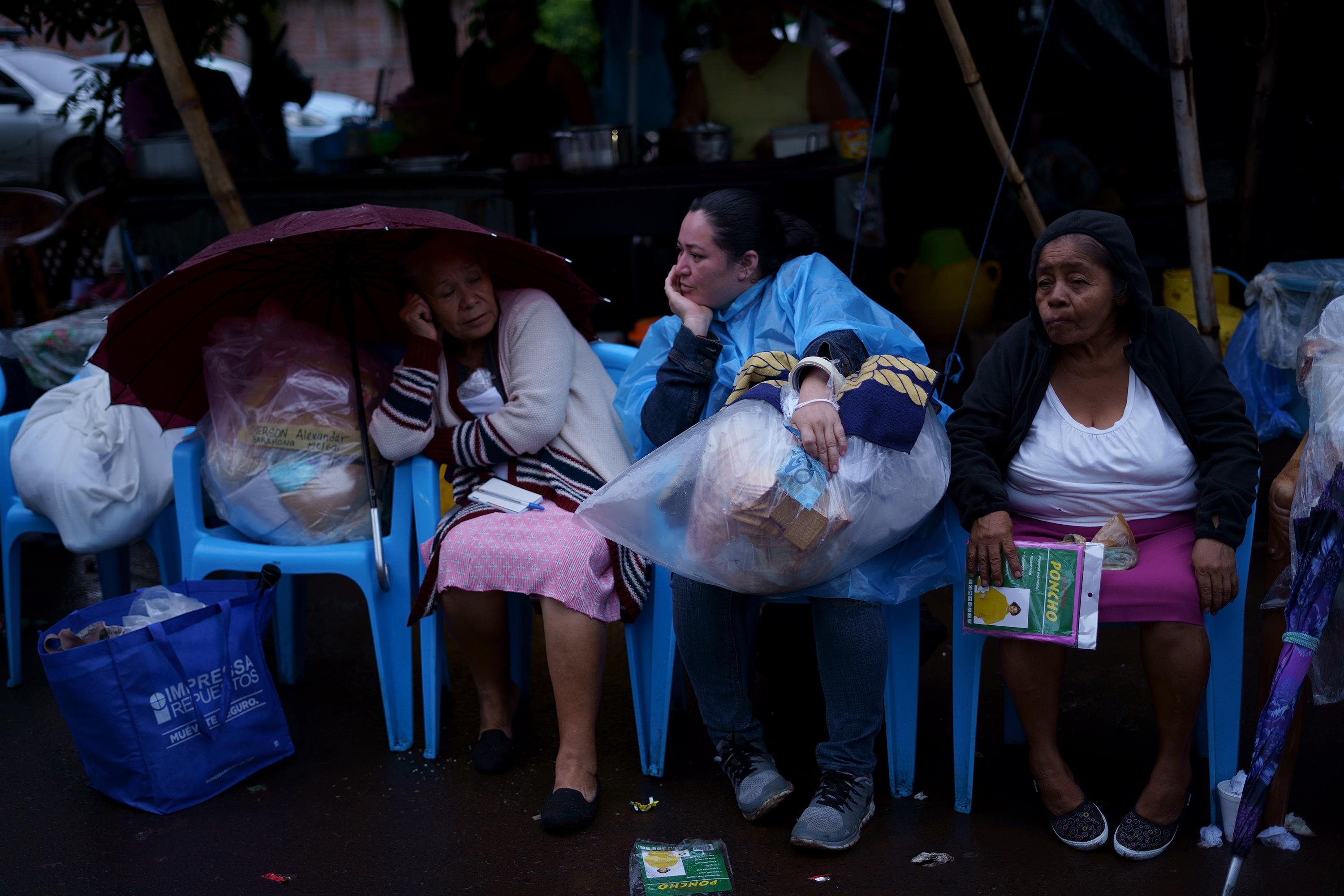 Familiares, mujeres en su mayoría,  llegan desde las 2:00 de la madrugada al Centro Penal de Izalco para entregar primero sus paquetes de ropa y comida. Esa espera tiene el costo de un dólar por el uso de cada silla que los residentes de la comunidad cercana a la cárcel colocan todos los días. Hay quienes han esperado por seis horas, otras han pasado la noche a la espera de la señalque a las 7:30 de la mañana autoriza la entrega.