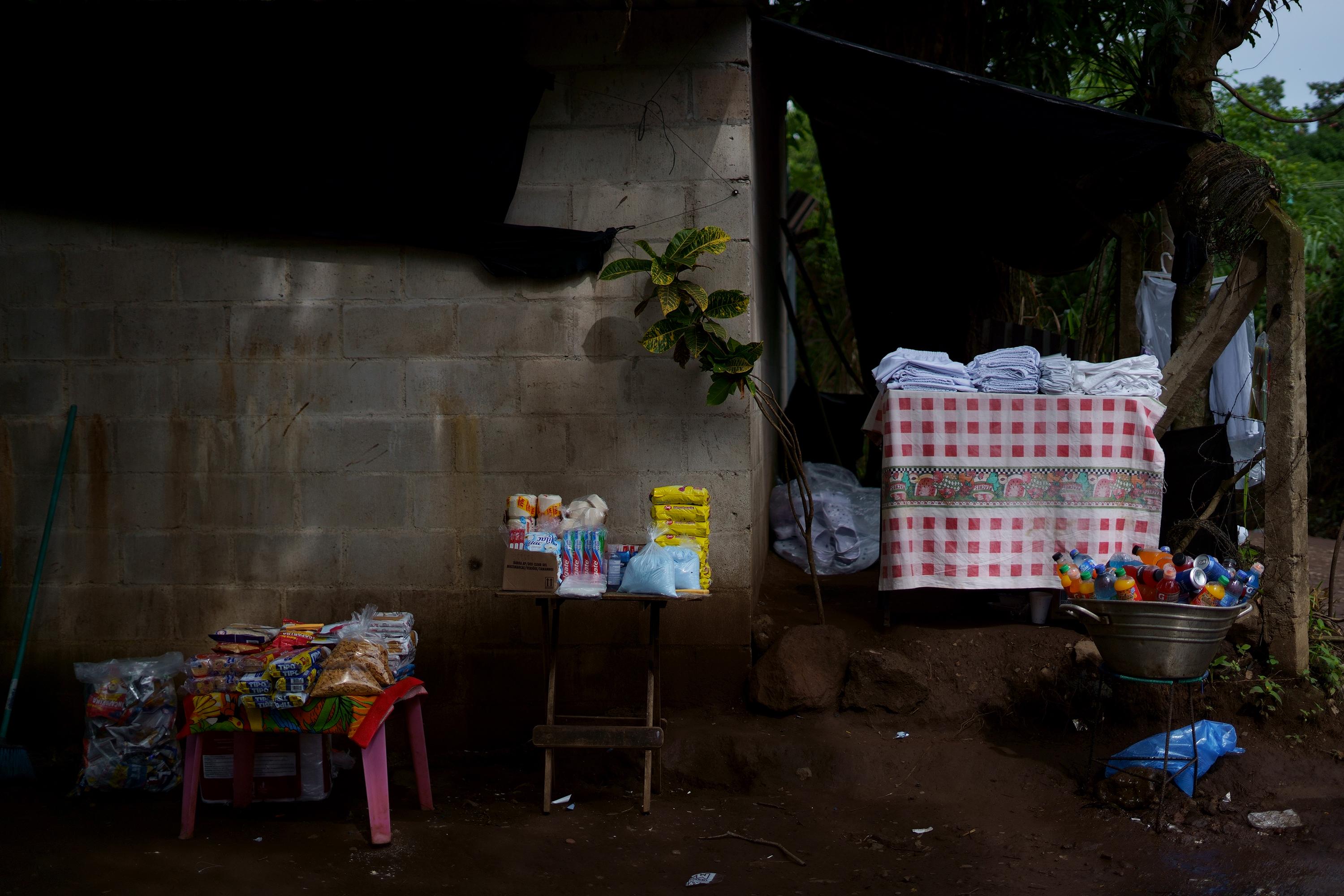 Un nuevo negocio se ha instalado sobre la calle principal que conduce al penal de Izalco. Frente a la casa hay un guacal con sodas, agua, y refrescos; una mesa con jabones, detergentes, pasta dental y papel higiénico; otra mesa abarrotada de comida y otra con ropa blanca para presos. “¿Este negocio ya estaba antes del Régimen?”, preguntó El Faro. “No, lo abrimos  hace poco, por todo lo que pasa. Esto del Régimen ha sido una luz de esperanza para el negocio”, dijo Johnny, el propietario.