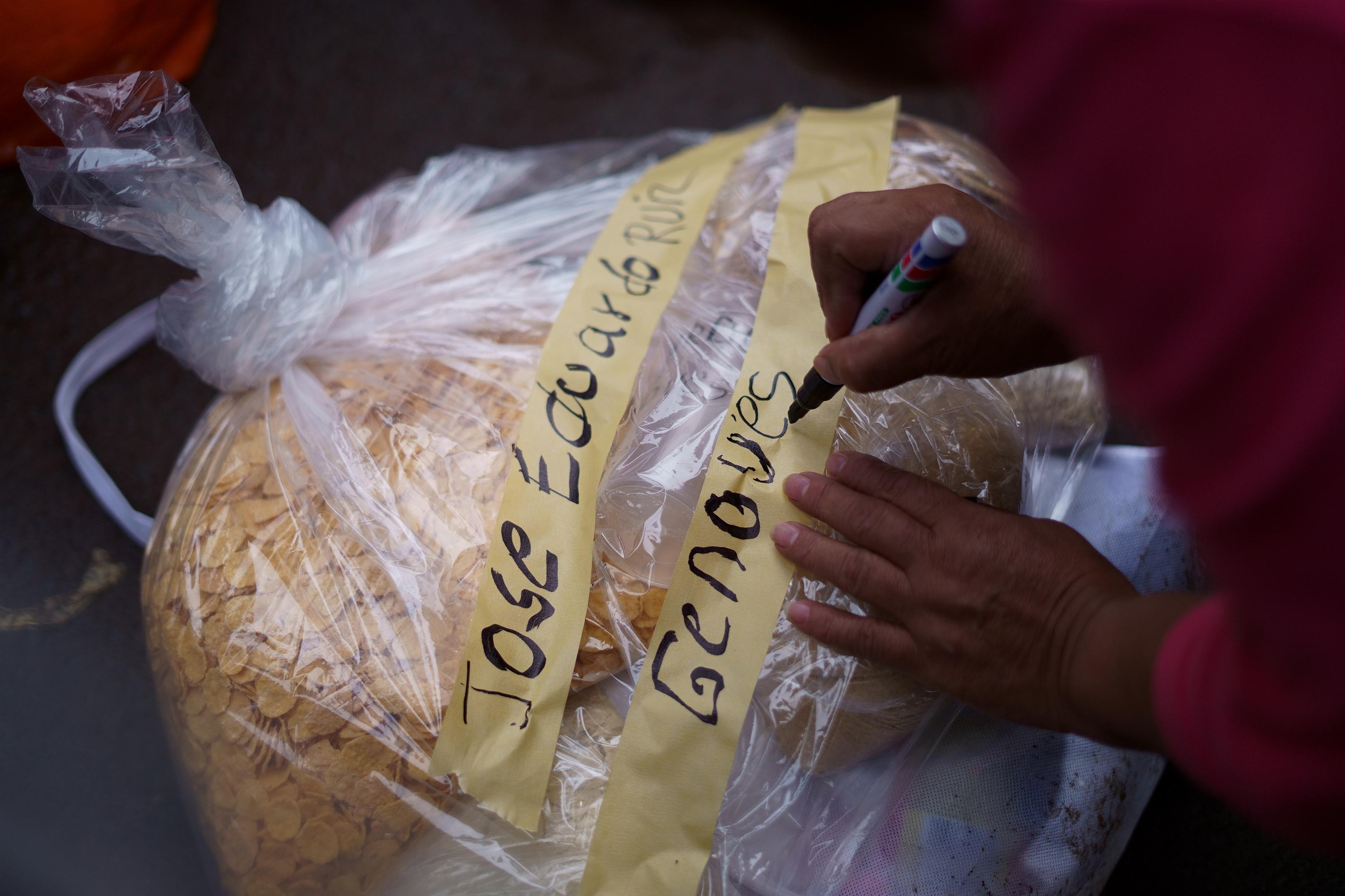 “Aquí todo es pisto, por eso hay que venir preparados”, dice Nohemy Genovés, quien asegura haber gastado alrededor de $200.00 entre ropa, comida y pasajes para poder llegar cerca de la cárcel y dejar los paquetes para su hijo, detenido el 17 de mayo en Santa Ana. “Son gastos que no tenía, pero qué voy a hacer, es mi hijo y no lo puedo dejar tirado”, dice Nohemy, quien es ama de casa y recibe ayuda de su esposo y sus otros hijos.