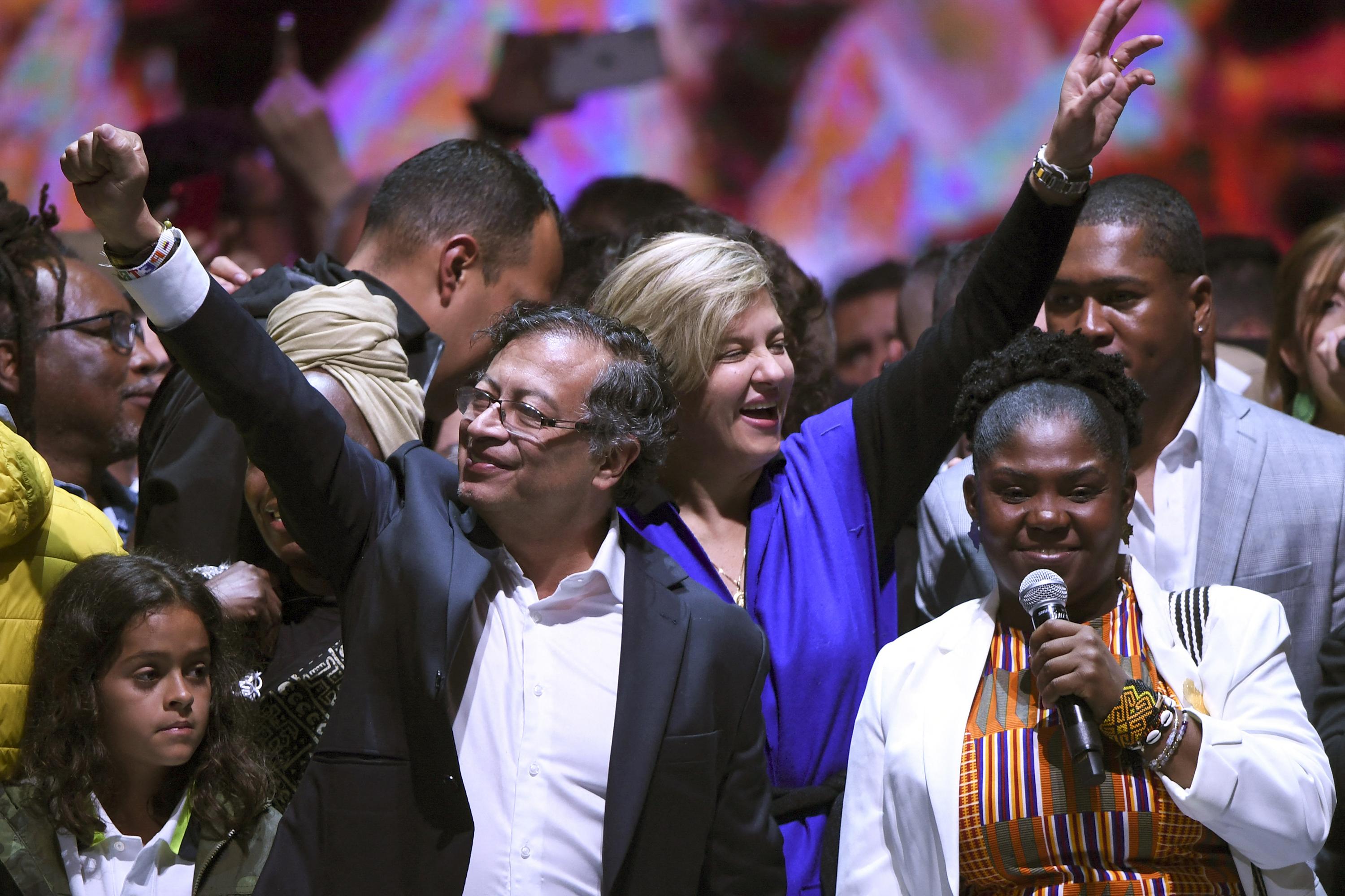 El recién elegido presidente colombiano Gustavo Petro (C) celebra con su esposa Verónica Alcocer (C-R) y su compañera de fórmula Francia Márquez (R) en el Movistar Arena de Bogotá, el 19 de junio de 2022 después de ganar la segunda vuelta de las elecciones presidenciales el 19 de junio de 2022 .- El exguerrillero Gustavo Petro fue elegido el domingo como el primer presidente de izquierda de una Colombia asolada por la crisis tras vencer al millonario rival Rodolfo Hernández tras unas elecciones tensas e impredecibles. Foto de El Faro: Juan Barreto/ AFP.