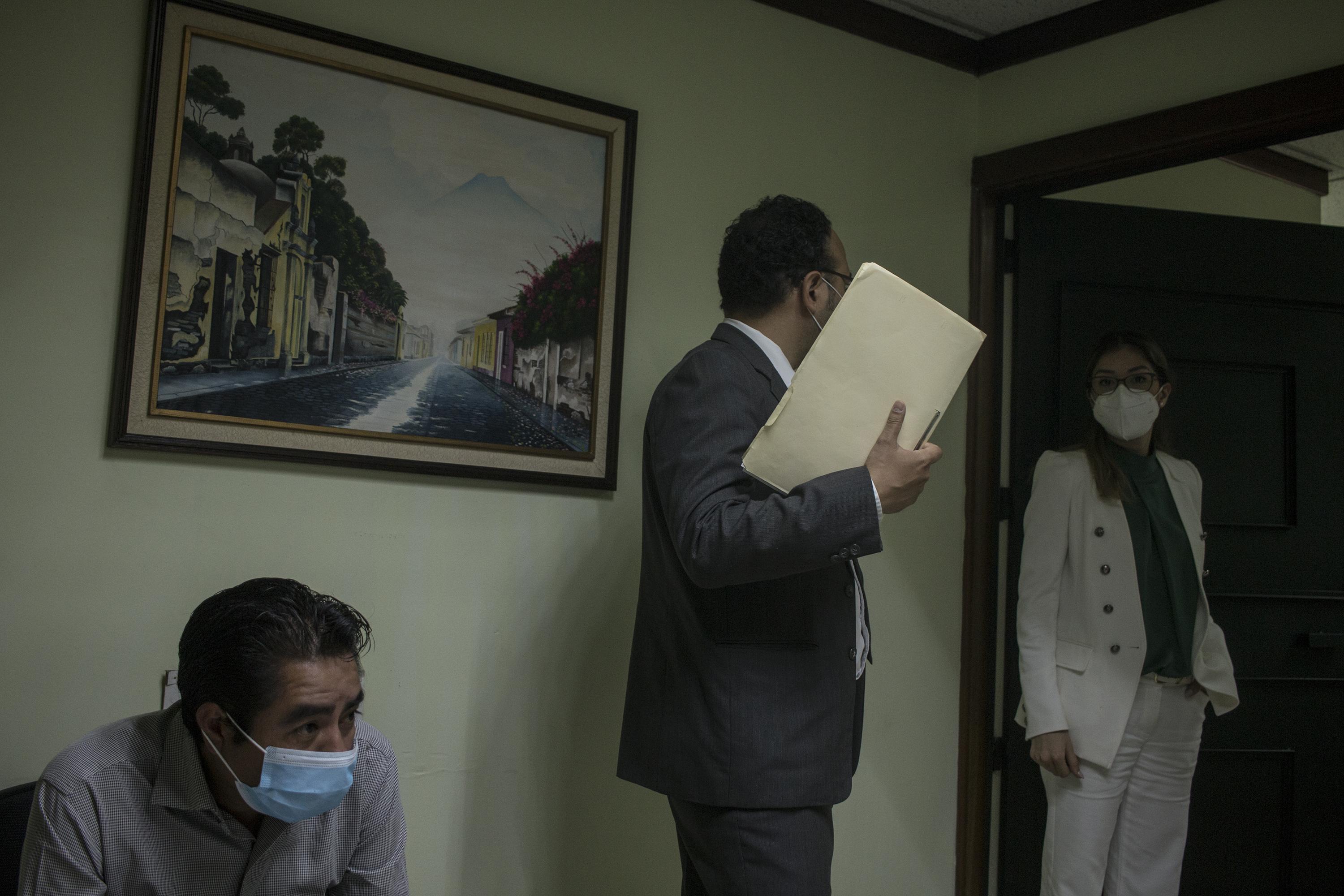 Oficinas de la Junta Disciplinaria del Ministerio de Justicia de Guatemala, en la Zona 1 de la Ciudad de Guatemala, donde uno de los fiscales del caso contra Bidegain fue sancionado por retrasar diligencias. En la imagen, un fiscal del caso después de una audiencia disciplinaria. Foto de El Faro: Víctor Peña. 
