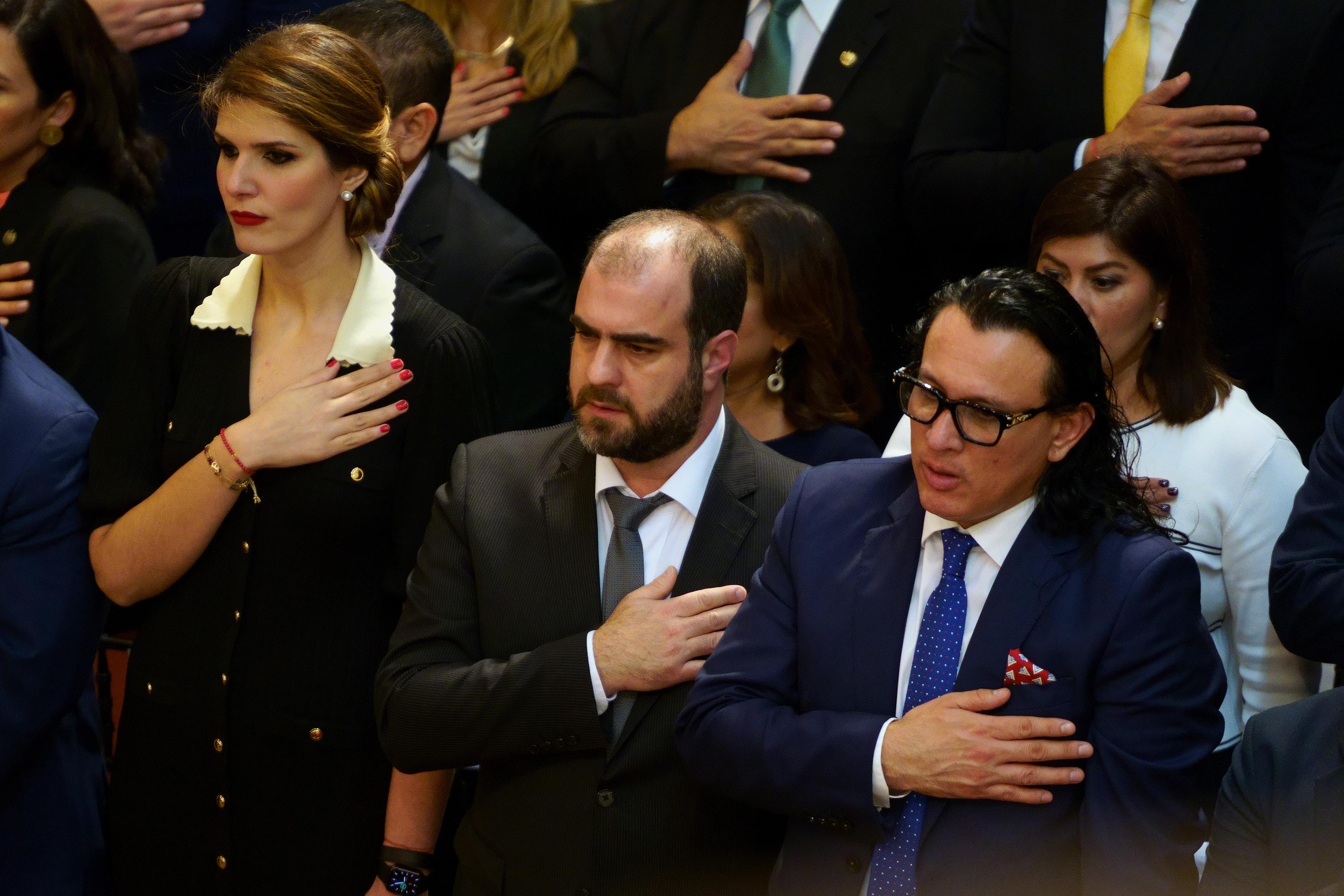 Sara Hanna, asesora de gobierno; Juan Carlos Bidegain, ministro de Gobernación y Ernesto Sanabria, secretario de Prensa, durante la rendición de cuentas del tercer año de Gobierno de Nayib Bukele, realizado el 1 de junio de 2022, en el Salón Azul de la Asamblea Legislativa. Foto de El Faro: Víctor Peña. 