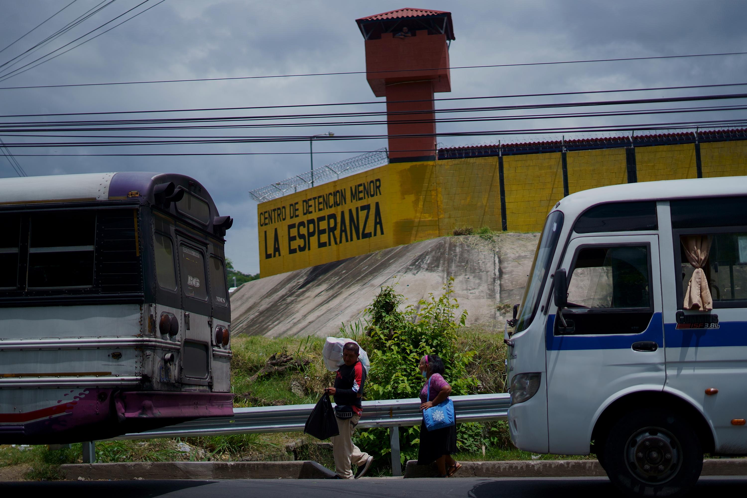 Ever since the mass transfers to the prisons began, the streets surrounding Mariona Prison have been crowded with street vendors, walking around selling products to the families of the detained. This vendor, who sells face masks, also offers to carry packages to the north gate of the prison for a fee of one dollar — a service used mainly by elderly women.