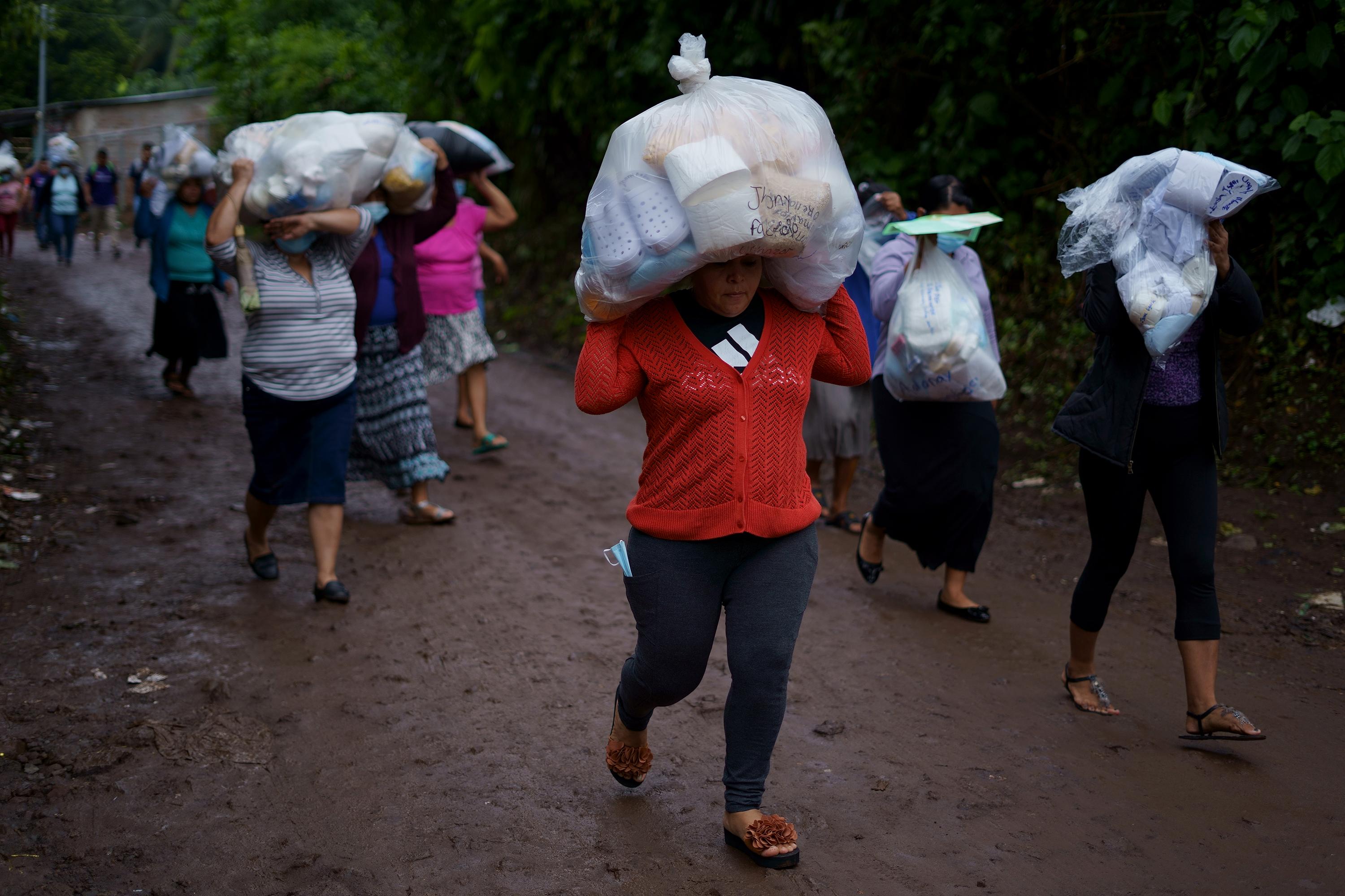 After several hours of waiting, police and soldiers finally allow family members to start walking toward the prison. They walk for more than one and a half kilometers, carrying packages on their heads and backs for half an hour. After a little over an hour, some return to the waiting spot still carrying their packages: their relatives were not on the list, and they were unable to obtain any information about them.