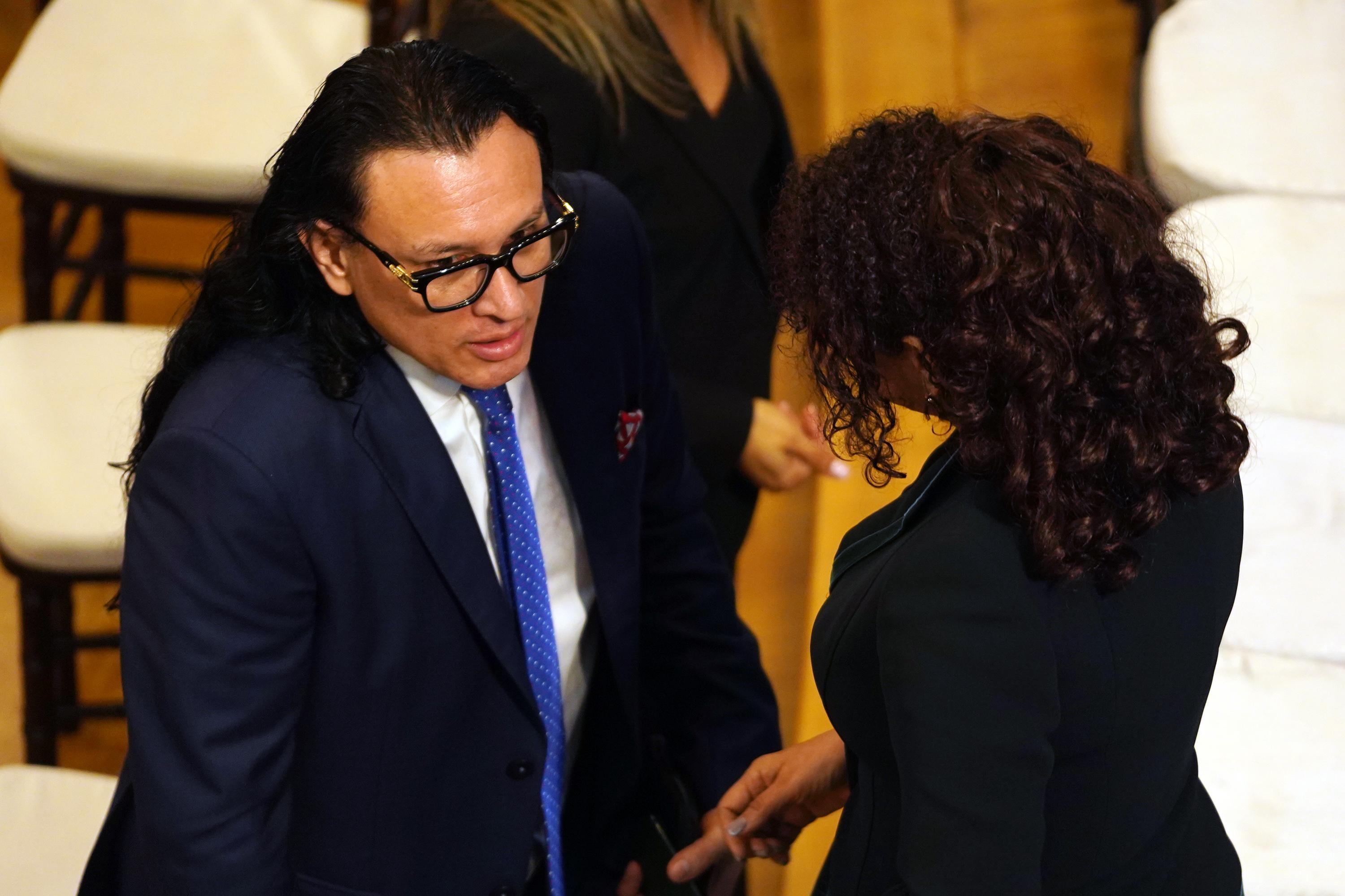 Ernesto Sanabria, secretario de Prensa, junto a Carolina Recinos. Sanabria es uno de los miembros del Gabineta más relevantes que aparece en el documento filtrado este viernes 15 de julio. Sanabria y Recinos conversan durante el acto de rendición de cuentas del presidente Bukele, el 1 de junio, en el Salón Azul de la Asamblea Legislativa. Foto de El Faro: Víctor Peña.