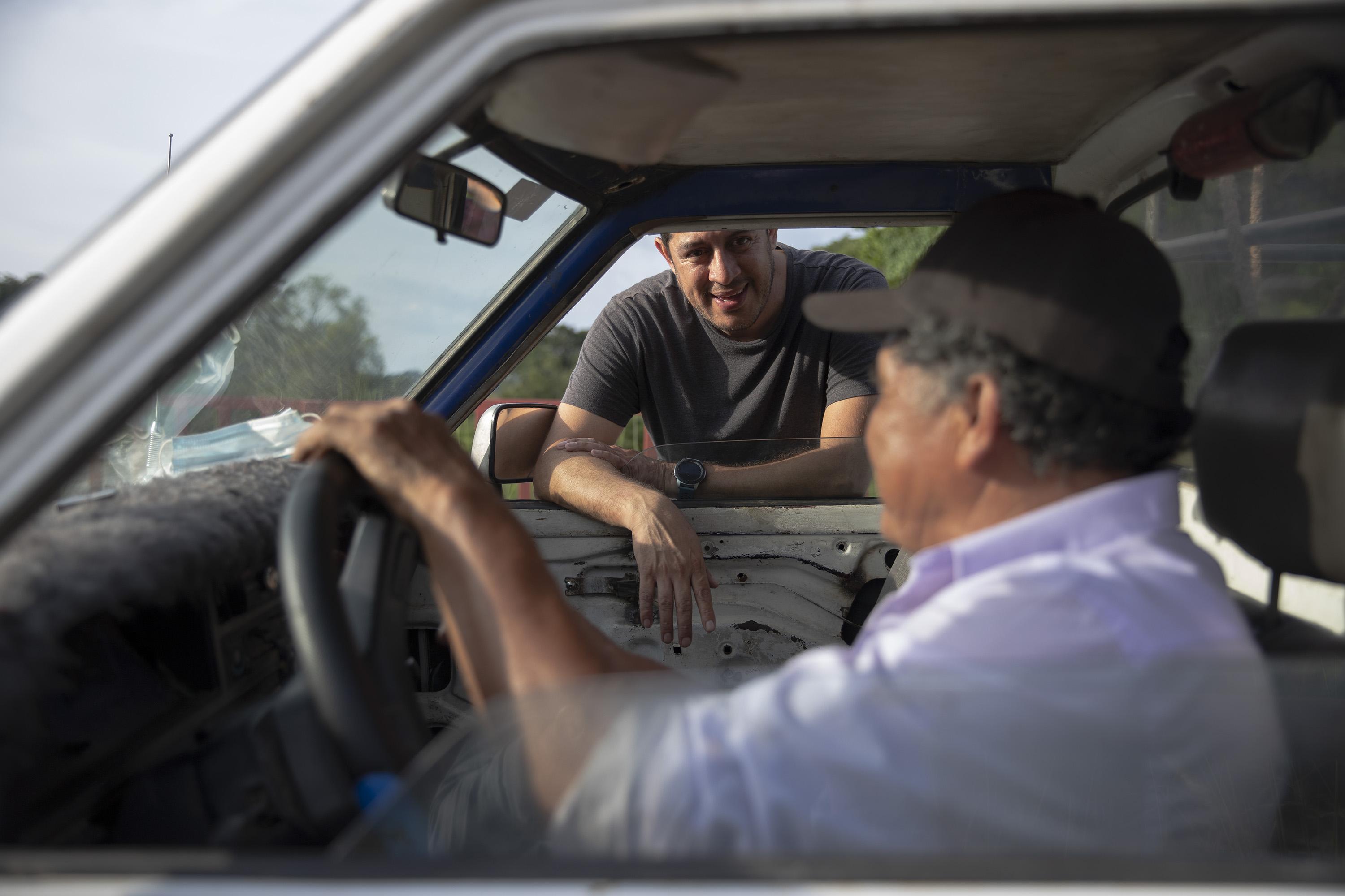 El alcalde Ronal Ortiz aprovecha los recorridos en el municipio para platicar con los habitantes sobre la situación de los cantones. Foto de El Faro: Carlos Barrera