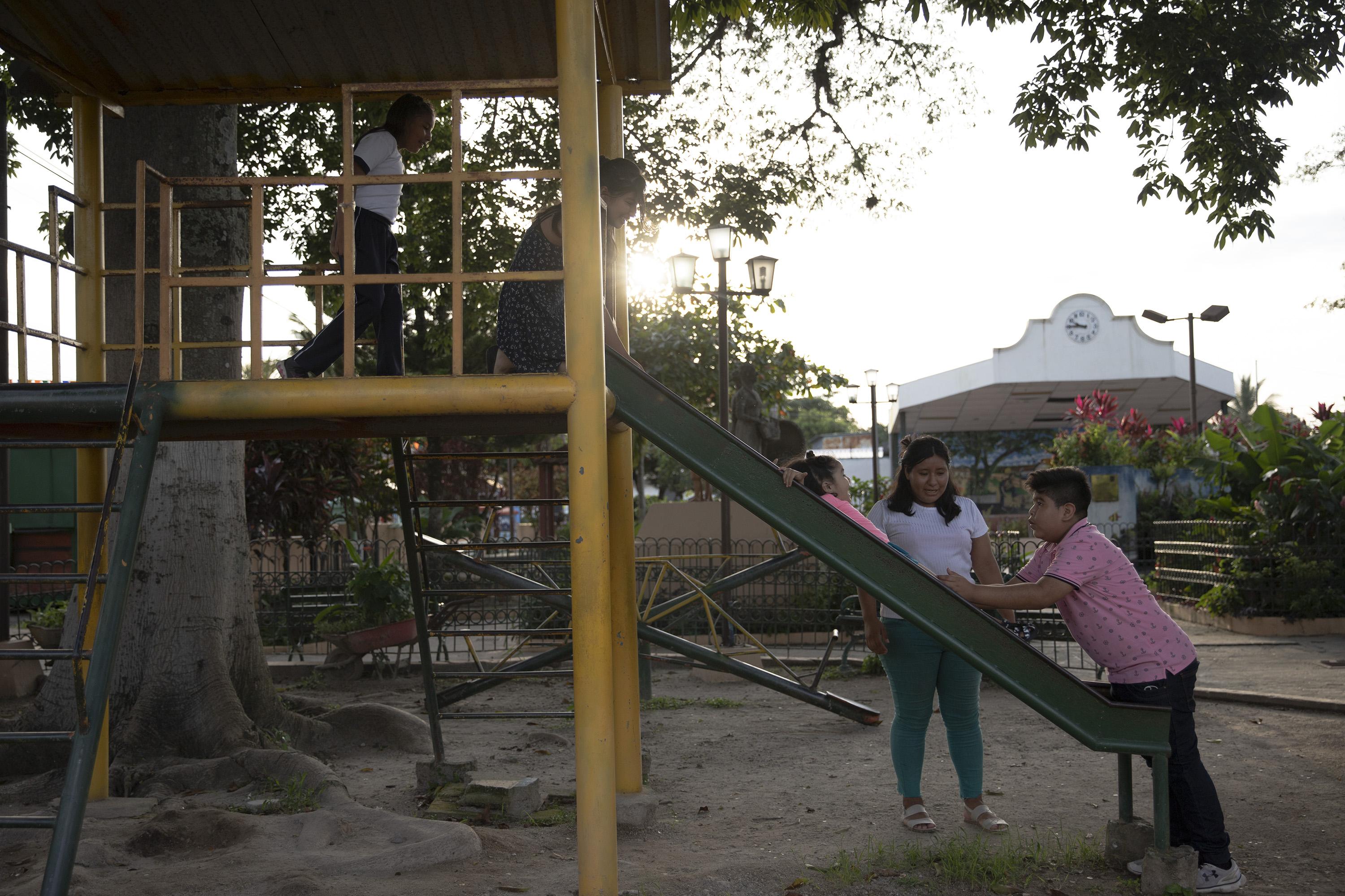 Perulapía cuenta con escuela de fútbol y de idiomas, iniciativas con las cual el alcalde Ronal Ortiz trata el problema de la violencia al alejar a los jóvenes y niños de las calles y abrirles oportunidades. Foto de El Faro: Carlos Barrera