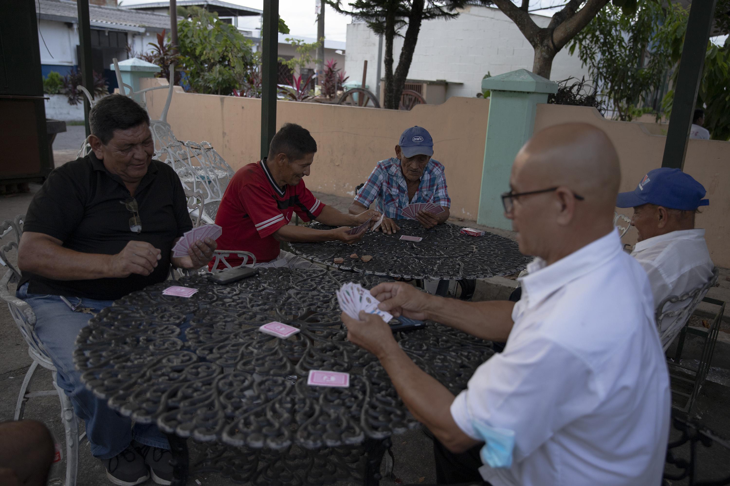 Según el alcalde, en el pasado reciente de San Bartolomé Perulapía la gente no podía disfrutar de la plaza central del municipio, debido a la violencia. Foto de El Faro: Carlos Barrera 