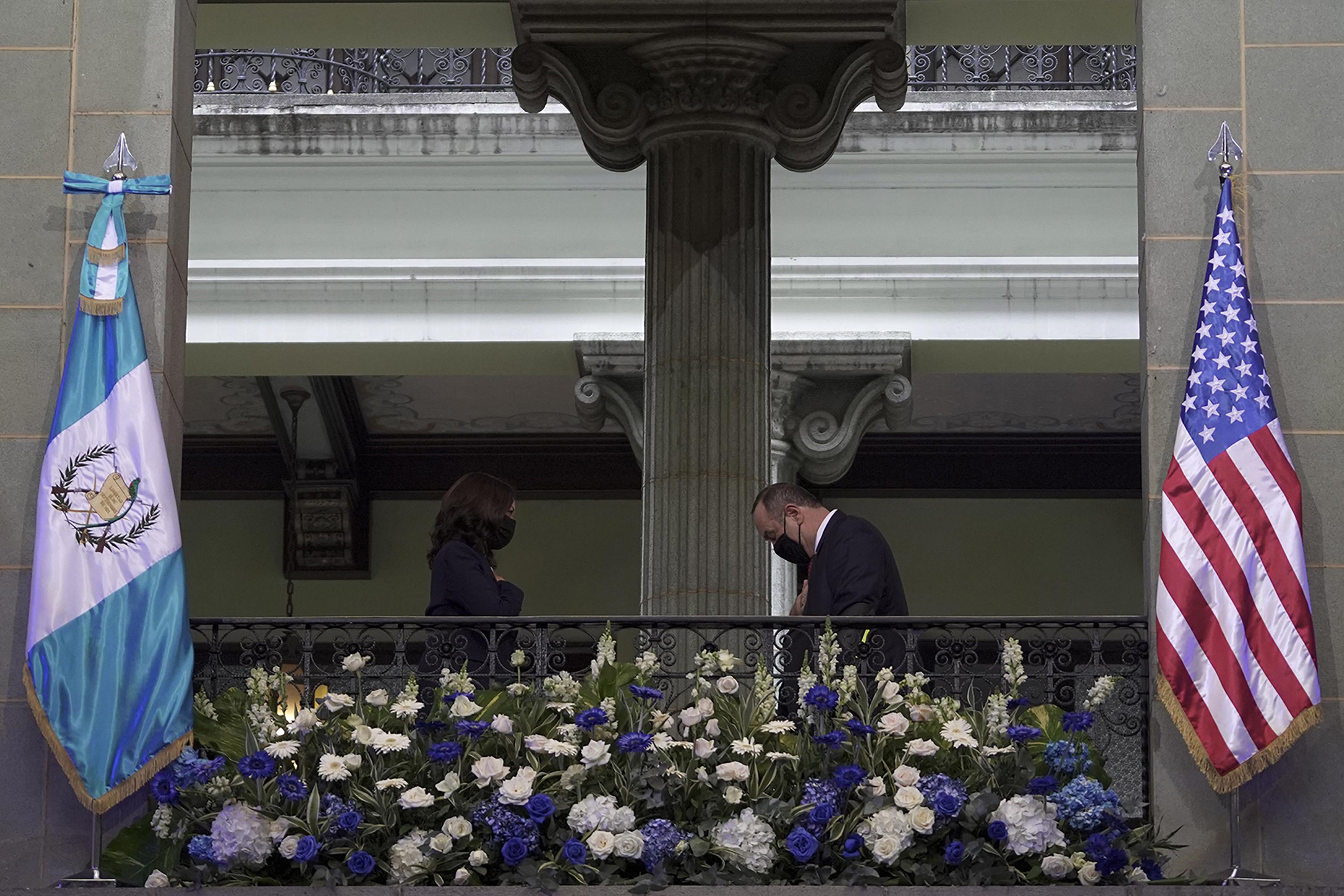 Después de una reunión oficial, Kamala Harris y Alejandro Giammattei, presidente de Guatemala, se saludan en un acto oficial para la prensa y para los asistentes en el jardín de La Paz, en el Palacio Nacional de Cultura de Guatemala, el 7 de junio de 2021. Foto de El Faro: Víctor Peña.