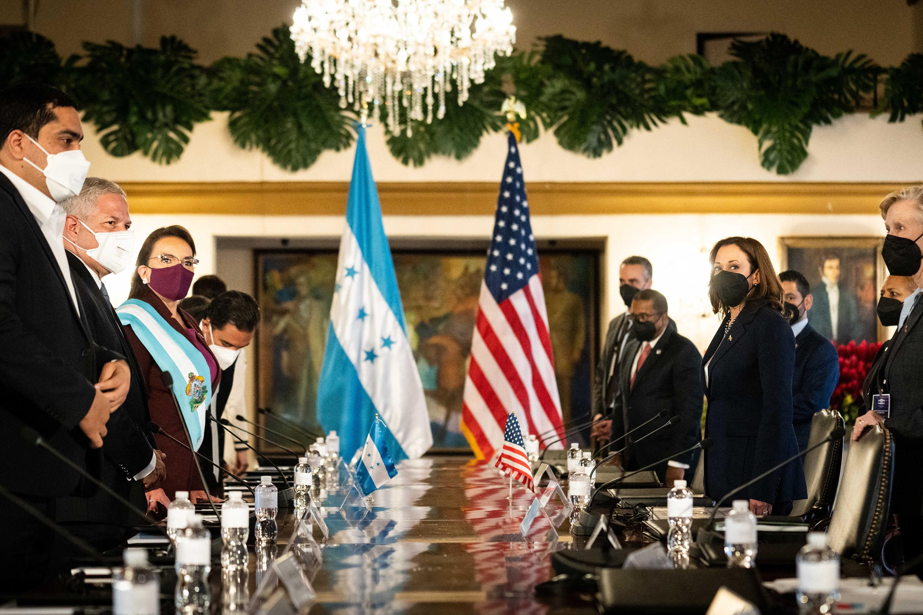 La presidenta de Honduras, Xiomara Castro (izquierda), y la vicepresidenta de EE. UU., Kamala Harris (derecha), llegan para una reunión bilateral en el palacio presidencial en Tegucigalpa, Honduras, el 27 de enero de 2022. Foto de El Faro: Erin Schaff / POOL / AFP.