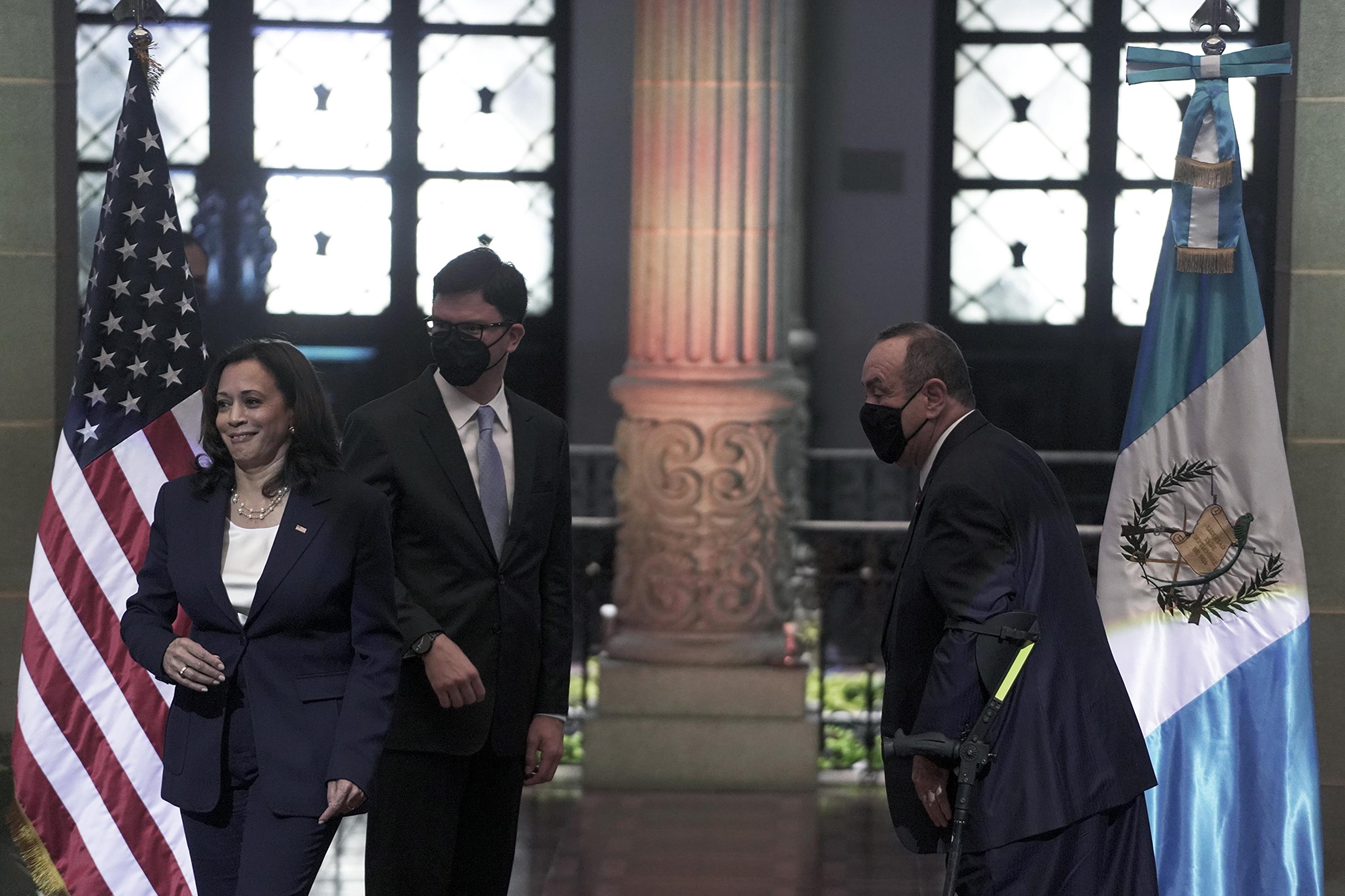 Kamala Harris y Alejandro Giammattei se despiden durante la conferencia de prensa, en el Palacio Nacional de la Cultura, durante la visita oficial de la vicepresidenta a Guatemala, el 7 de junio de 2021. Foto de El Faro: Víctor Peña.