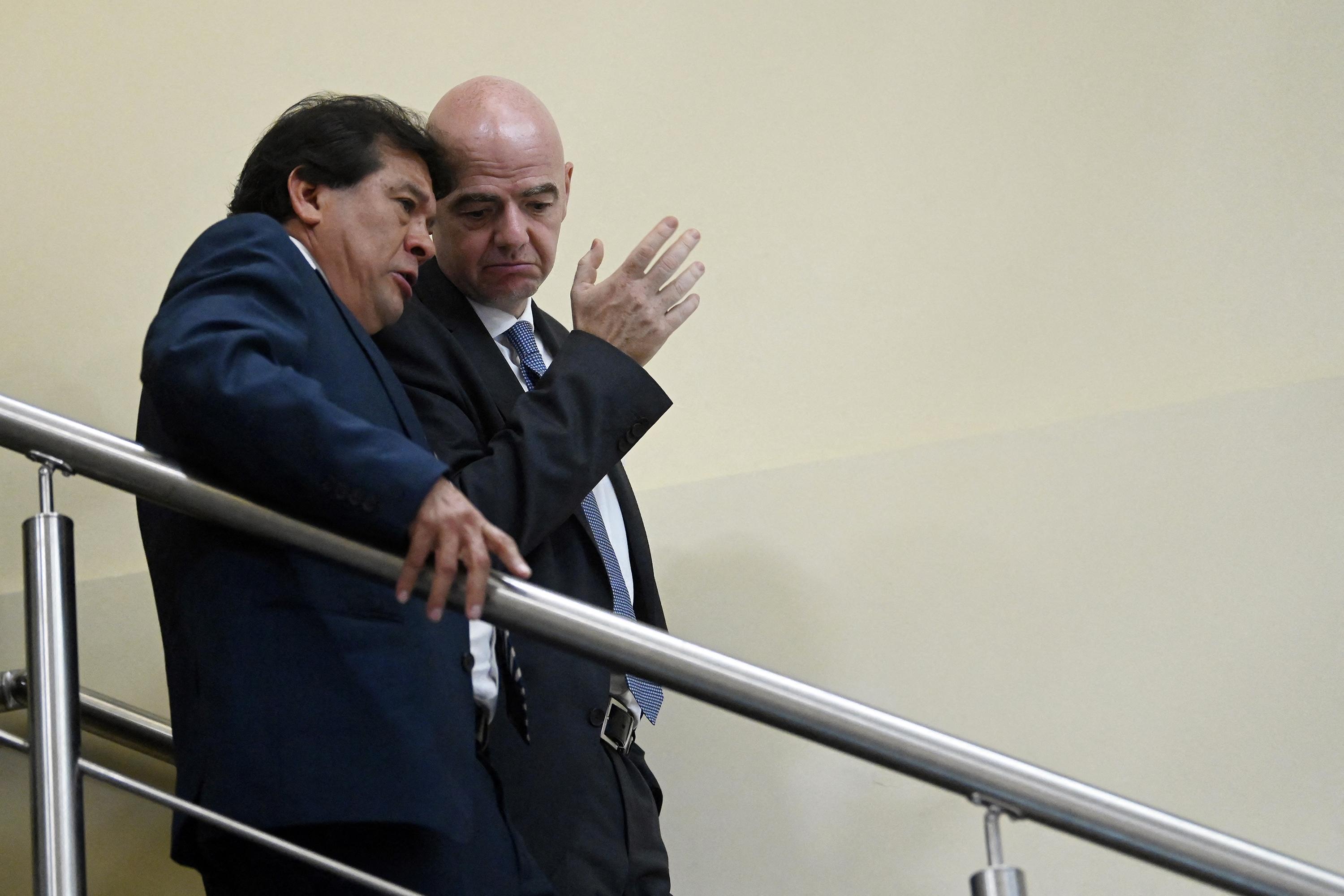 El Presidente de la FIFA Gianni Infantino (derecha) conversa con Hugo Carrillo, presidente de la Federación Salvadoreña de Fútbol (FESFUT), durante la inauguración del Hotel Villa Selecta, el 20 de noviembre , 2019. Foto de El Faro: Marvin Recinos/ AFP.