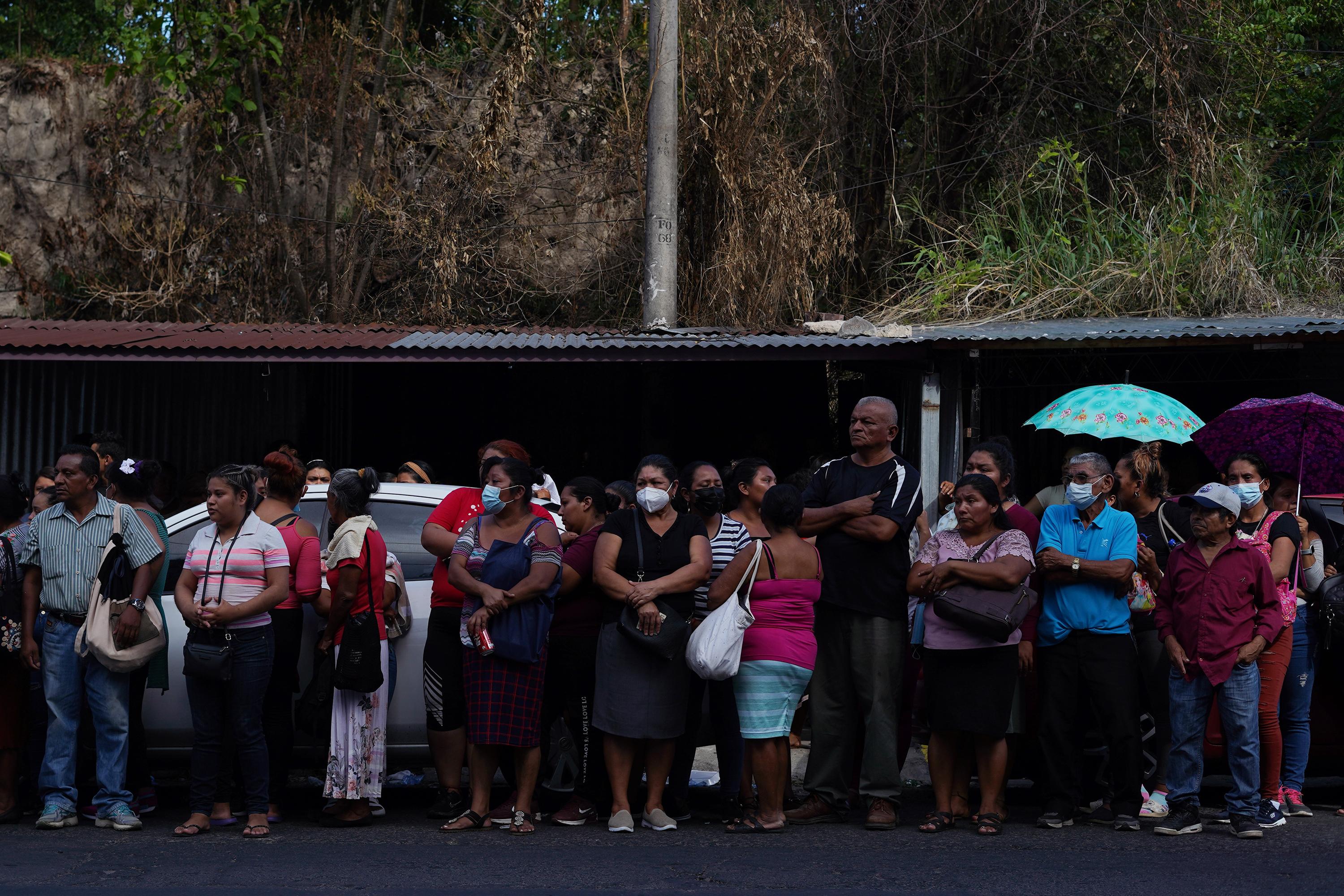 Cientos de familiares de detenidos esperan frente al portón del Centro Penal La Esperanza, en Ayutuxtepeque. Este lugar se volvió un campamento para los que esperaban noticias de sus familiares detenidos durante el Régimen de Excepción. Foto de El Faro: Víctor Peña. 