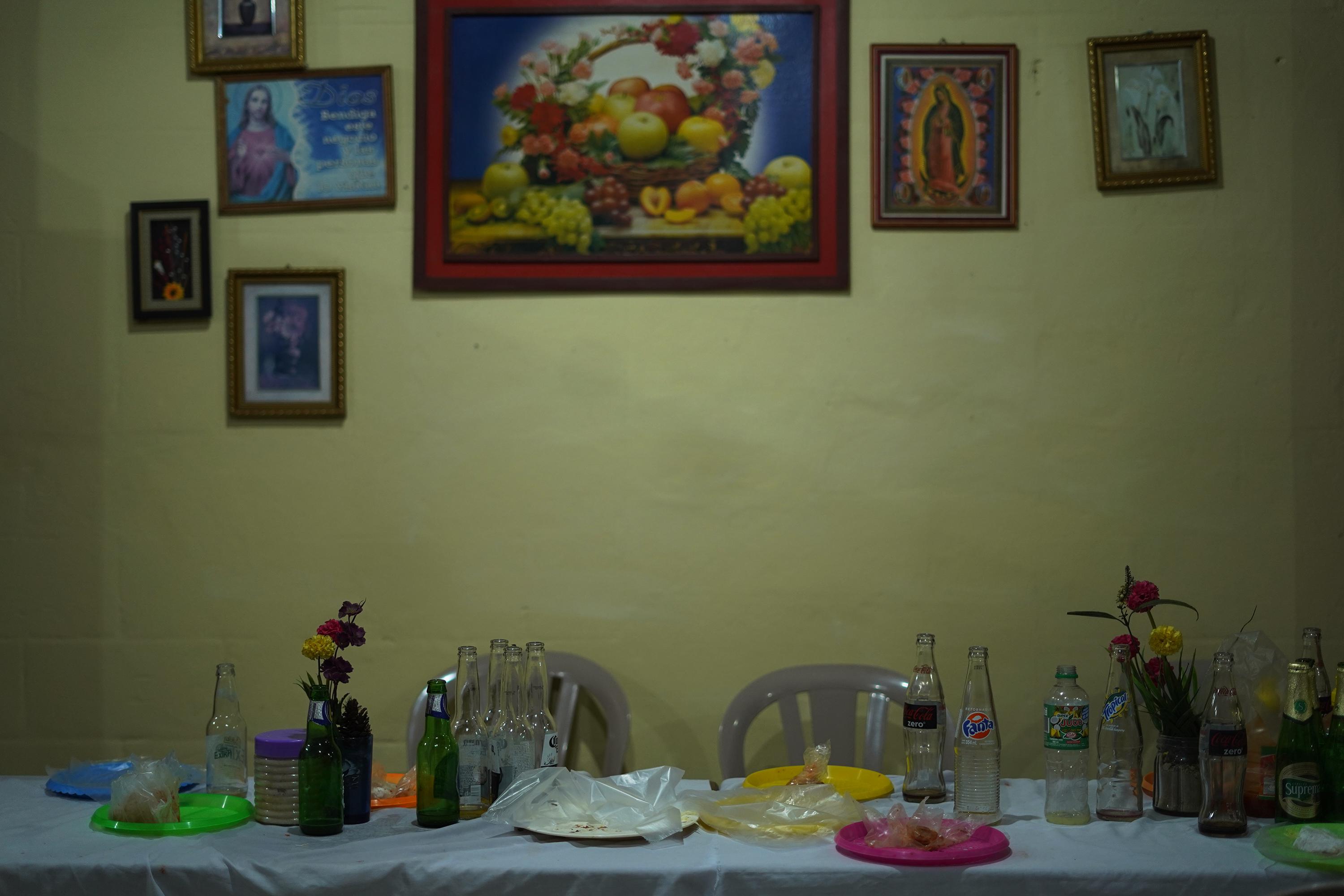 En esta mesa de la puspusería de Guarjila había siete jóvenes este lunes 25 de julio. Algunos contaron historias sobre el acoso de militares y policías y sobre sus familiares capturados durante el Régimen de Excepción. Foto de El Faro: Víctor Peña.