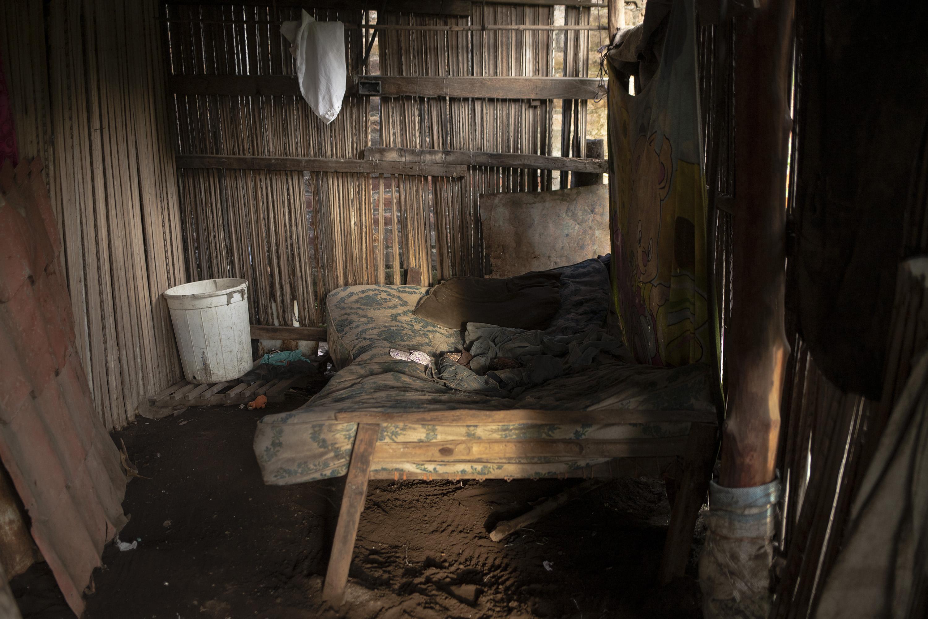 Vivienda de Antonio Campos Pineda, que se dedicaba a extraer conchas de los manglares que rodean a la comunidad El Jobal y fue detenido en mayo de 2022. Foto de El Faro: Carlos Barrera