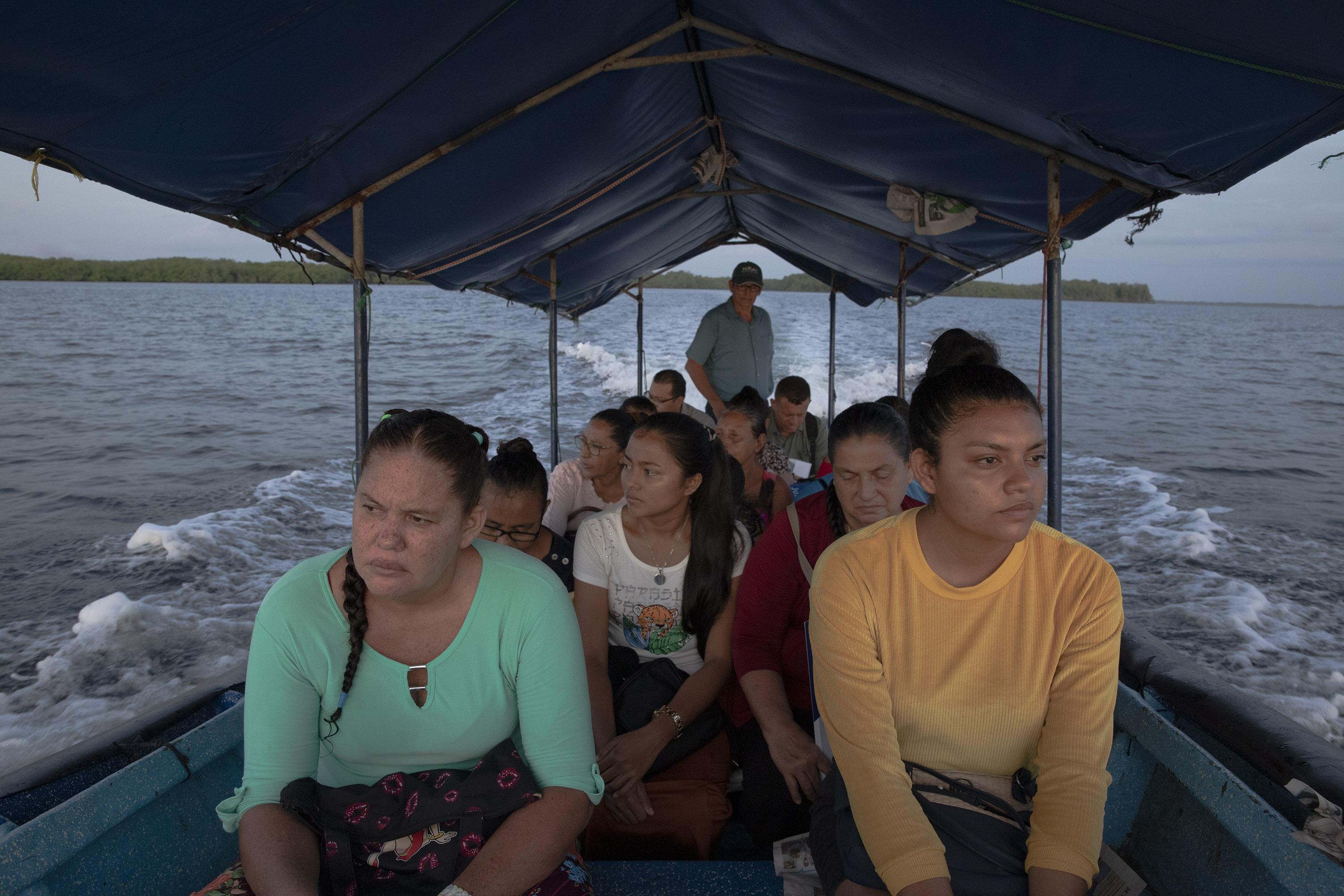 La mañana del 29 de julio de 2022, siete mujeres viajaron de la comunidad El Jobal hasta San Miguel para esperar noticias durante la audiencia que se realizaría a sus familiares detenidos durante el Régimen de Excepción. Foto de El Faro: Carlos Barrera