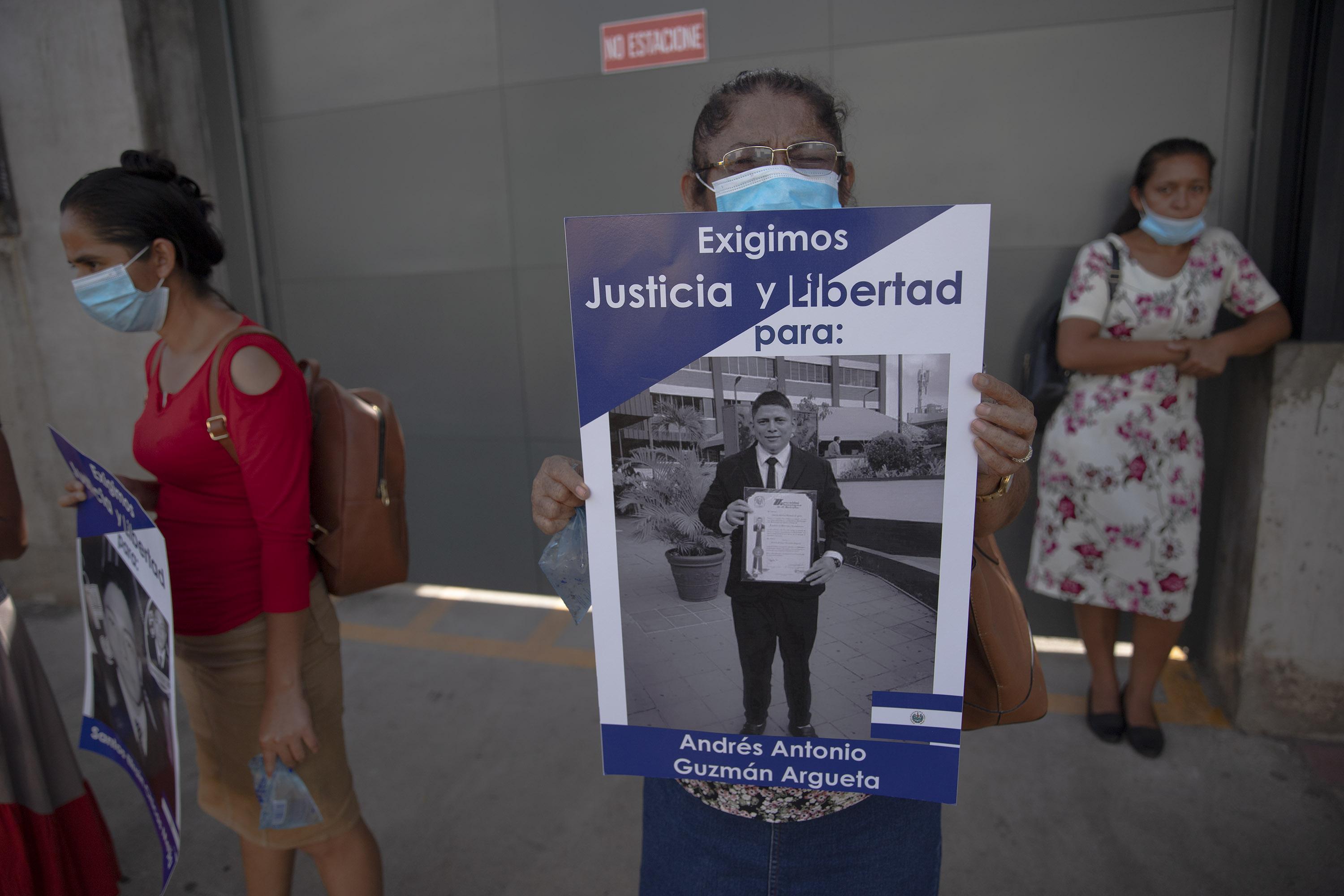 Silvia Argueta junto a otras mujeres de la comunidad El Jobal esperaron todo el día, frente a los Juzgados Especializados de Instrucción de San Miguel para recibir noticias de sus hijos detenidos durante el Régimen de Excepción. Al final del día, solo uno de los detenidos consiguió la libertad debido al padecimiento de una enfermedad crónica. Foto de El Faro: Carlos Barrera