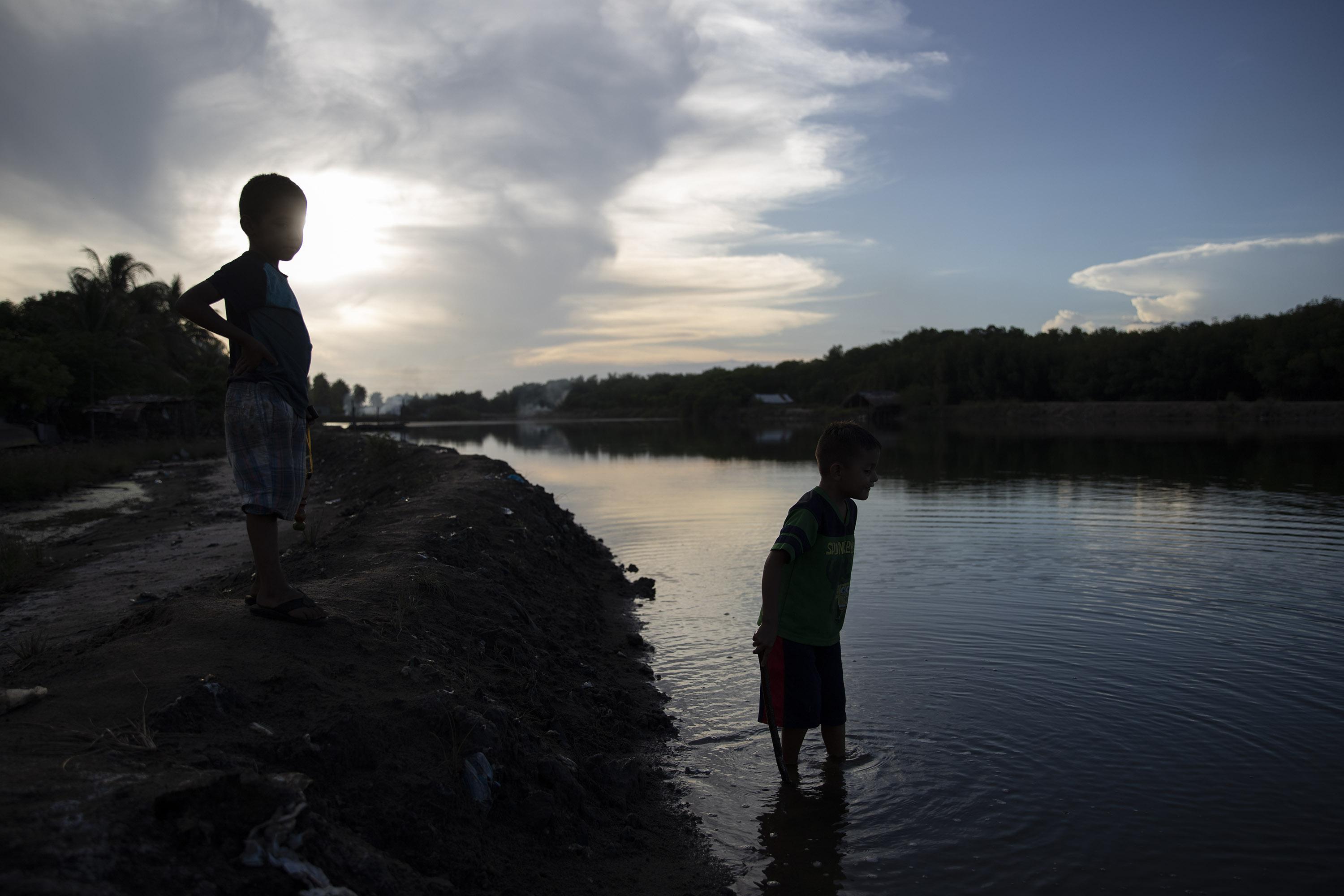 En la comunidad El Jobal de la Isla El Espíritu Santo los niños juegan de pescar, imitan a sus hermanos mayores y a sus padres, ya que en el lugar la mayoría de familias se sostiene económicamente de la producción de derivados del coco y de la pesca artesanal. Foto de El Faro: Carlos Barrera