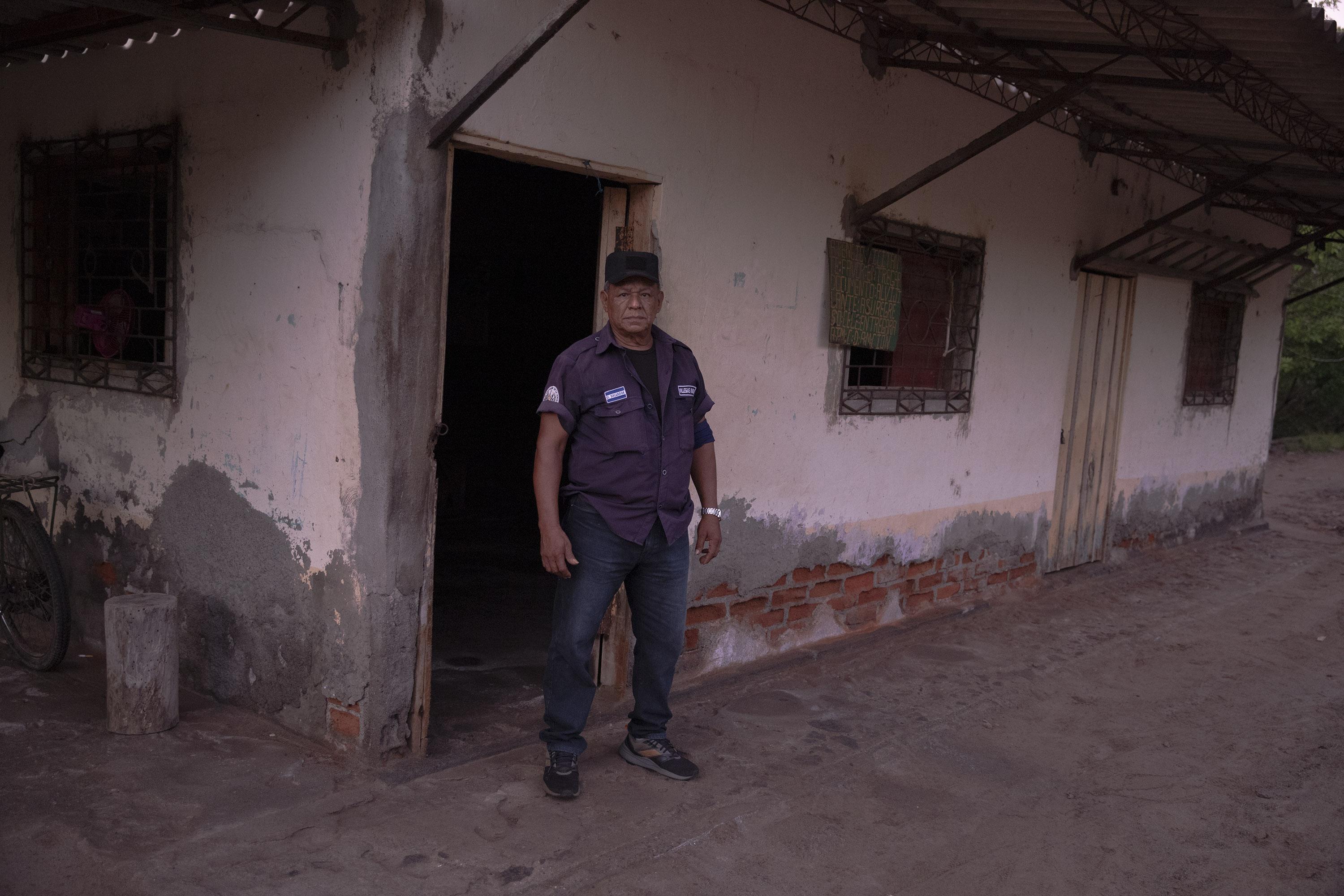 José Iraheta de 58 años de edad es el vigilante de la entrada de la comunidad EL Jobal. Él es pagado por la cooperativa del lugar y desde 1982 trabaja en el mismo lugar. Allí los visitantes deben dejar su identificación y un foráneo no puede permanecer más de tres días en la Isla si los asociados no lo justifican. Foto de El Faro: Carlos Barrera