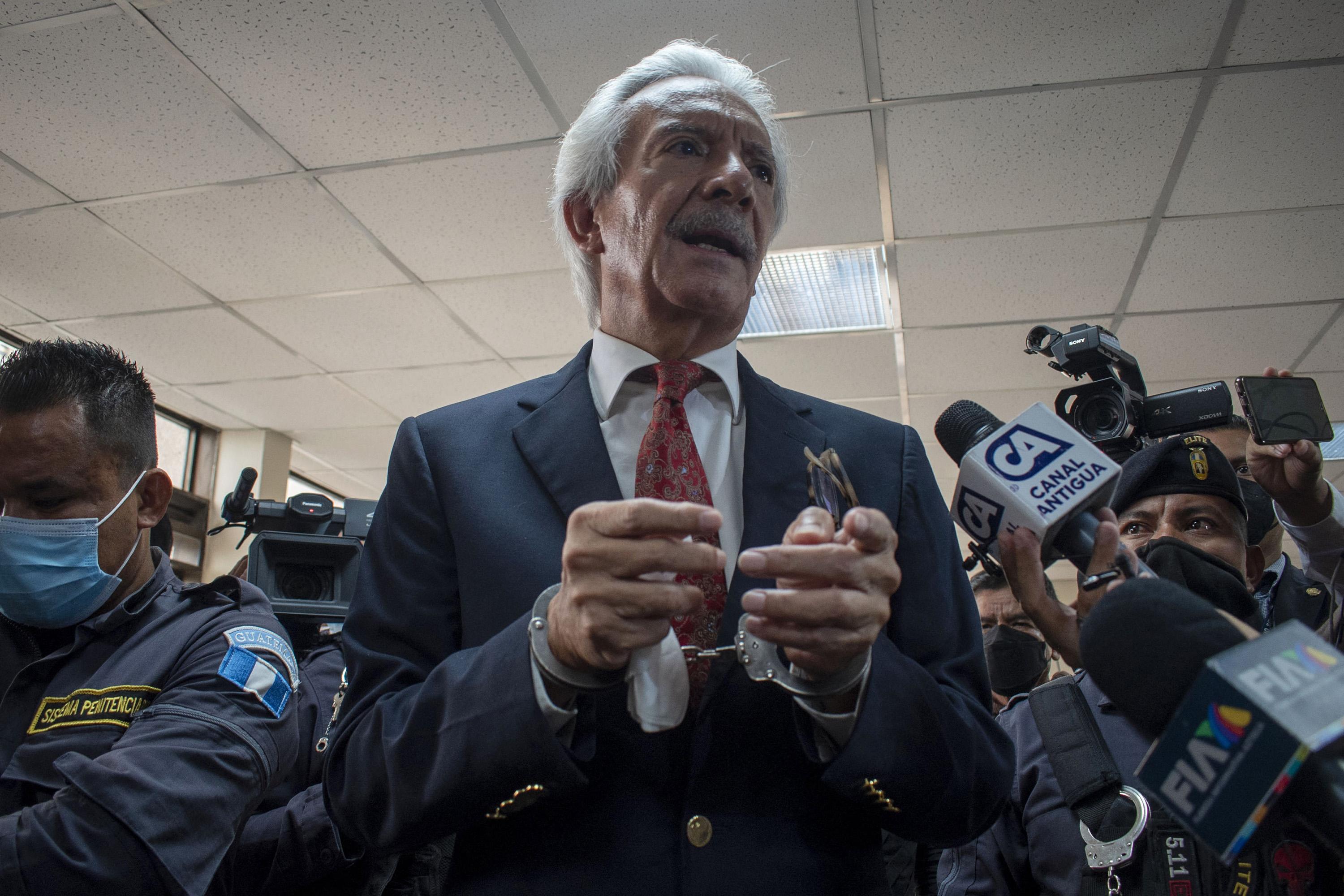 El periodista guatemalteco José Rubén Zamora, presidente de El Periódico, después de una audiencia en el Palacio de Justicia, Ciudad de Guatemala. Foto: AFP