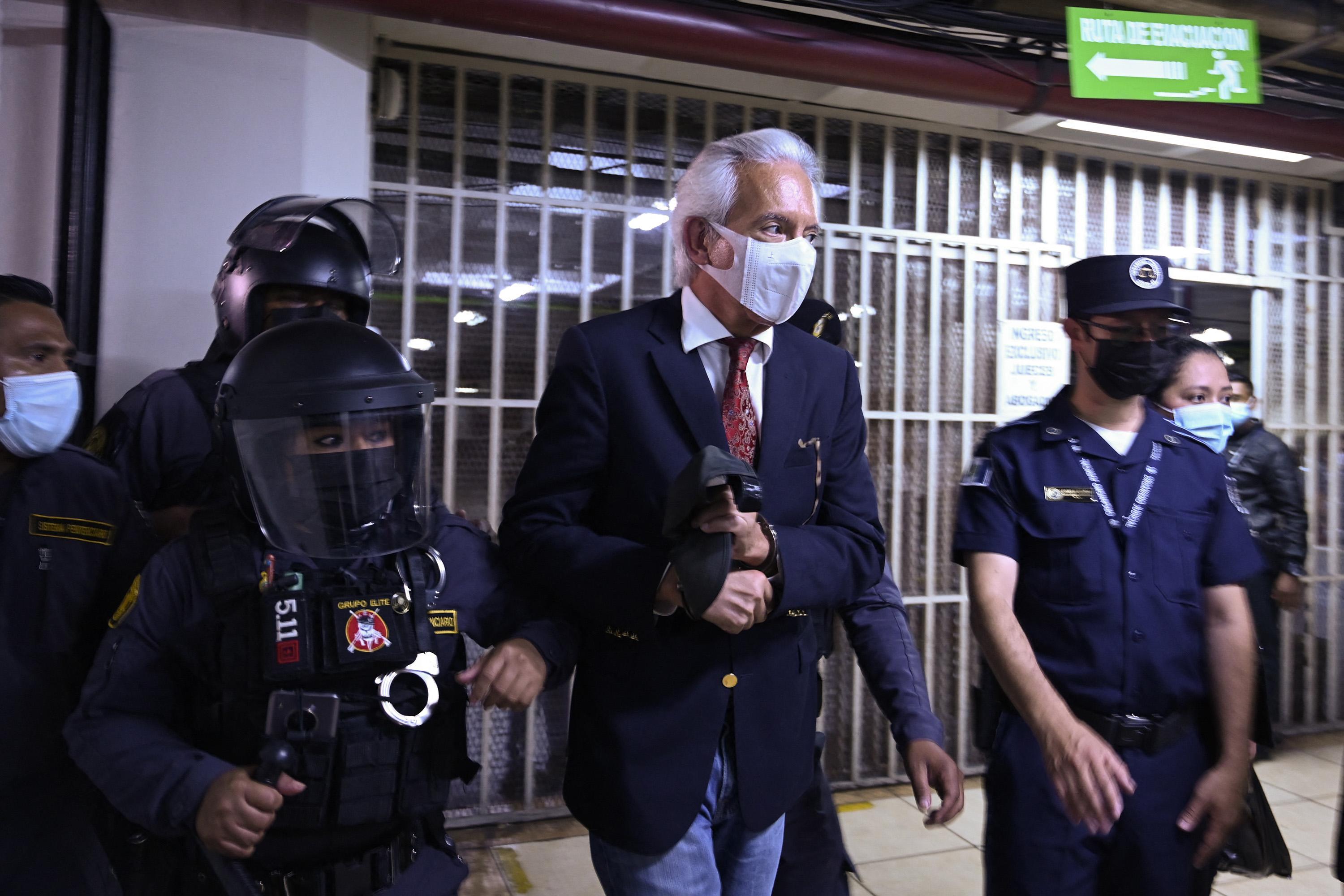 José Rubén Zamora, presidente de El Periódico, a su llegada a la audiencia realizada en el Palacio de Justicia en la Ciudad de Guatemala. Foto: AFP