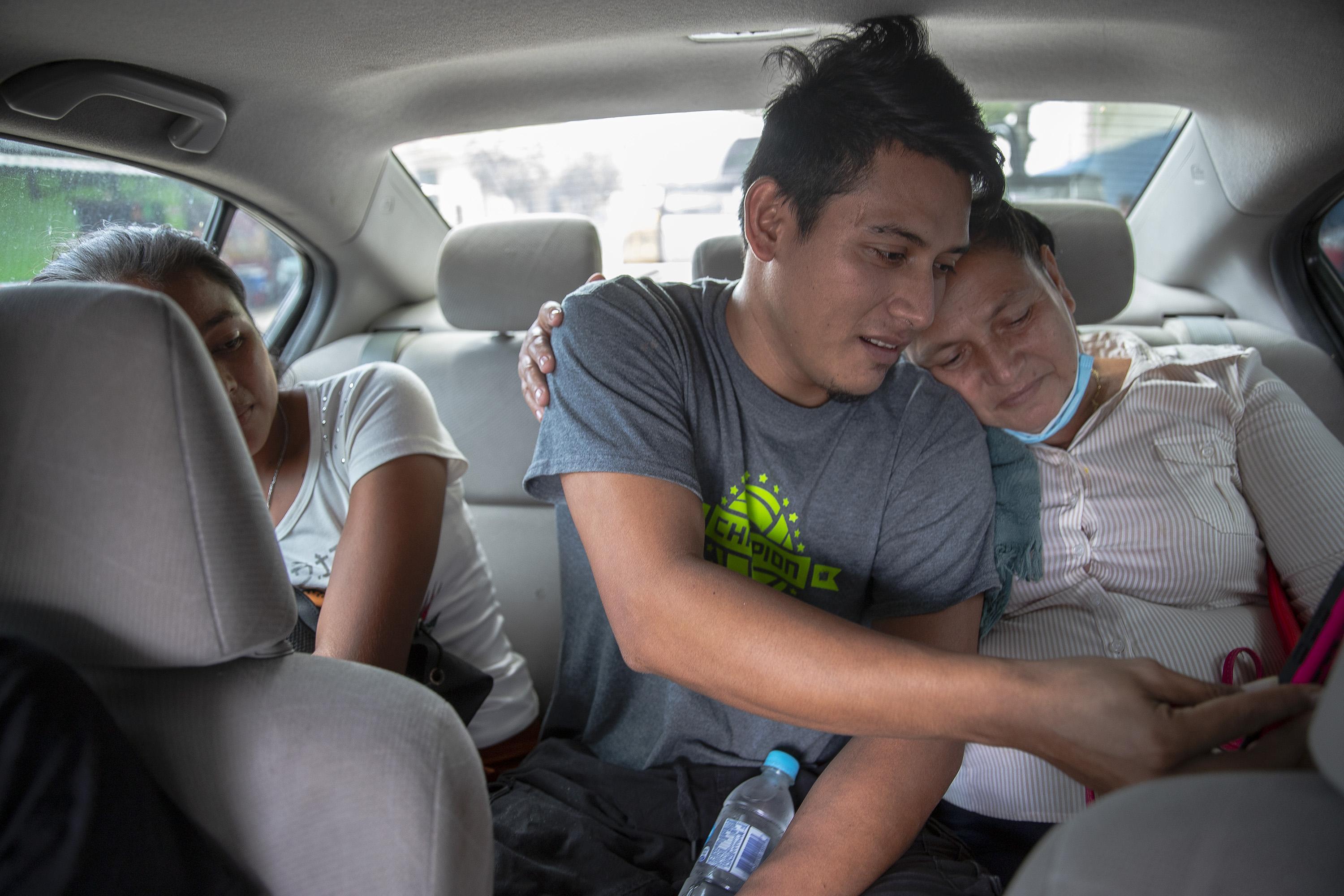 La noticia de su libertad se corrió en la isla. En videollamadas, los familiares y amigos al otro lado del celular lloraban y apenas y podían pronunciar palabras debido a la emoción de ver a Uziel al lado de su madre.