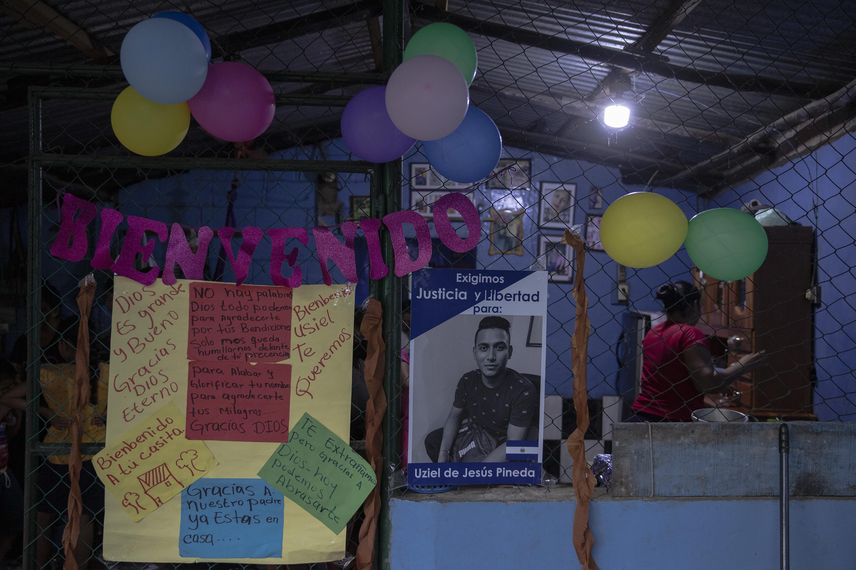 Cuando Uziel regresó a casa, el 16 de agosto, hubo fiesta, globos, café con pan para los amigos y familiares, y hasta un cartel donde habían escrito el cariño y agradecimiento que sentían por la liberación.