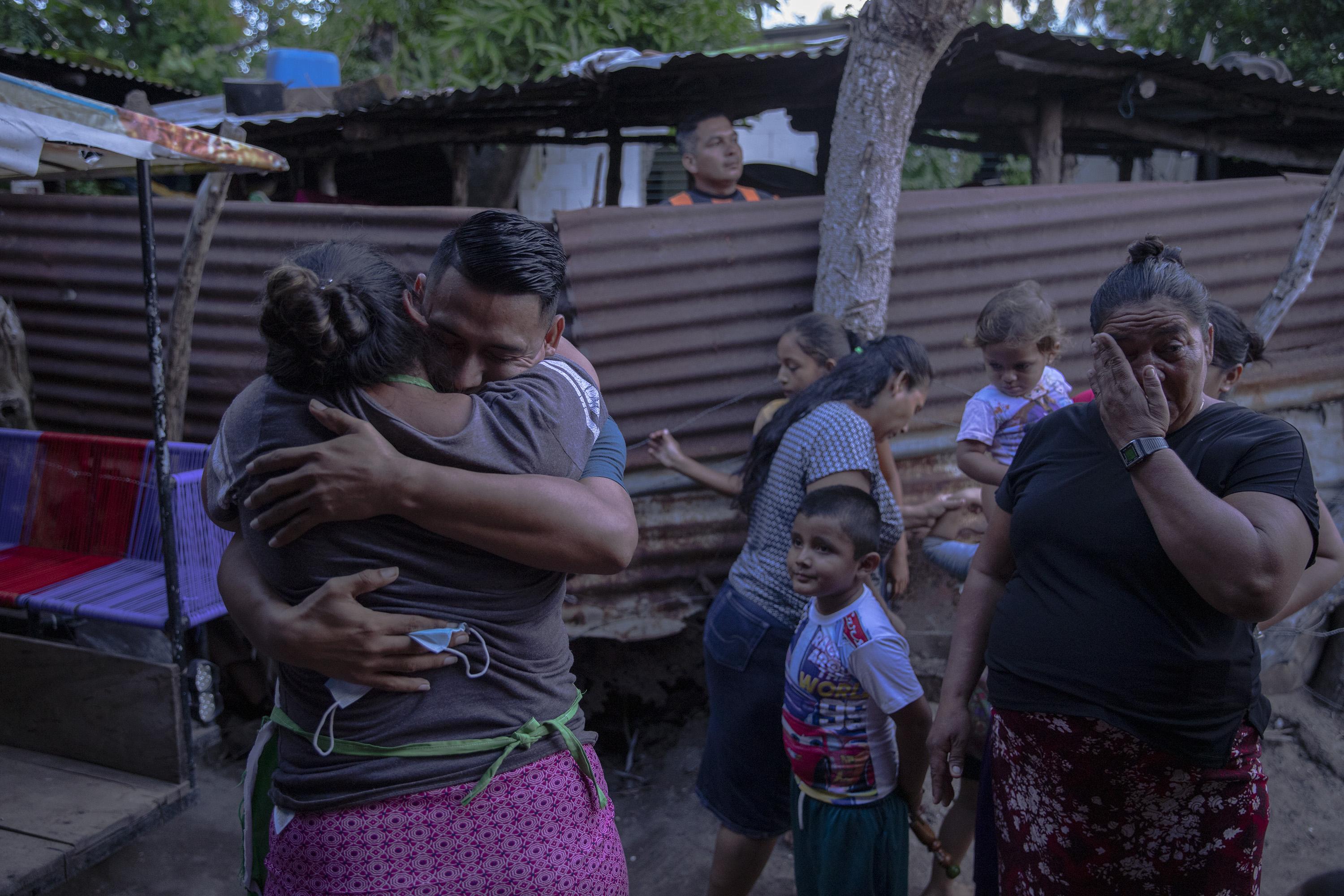 En el recorrido que se hace desde el embarcadero de la isla El Espíritu Santo hasta la casa de los Pineda, la gente paraba el coche donde iba Uziel, él bajaba y lo abrazaban, lloraban, daban gracias a Dios al verlo otra vez en casa. En su hogar ya lo esperaba un grupo de amigos y familiares que, desde que lo vieron asomar en su pasaje, empezaron a gritarle: 