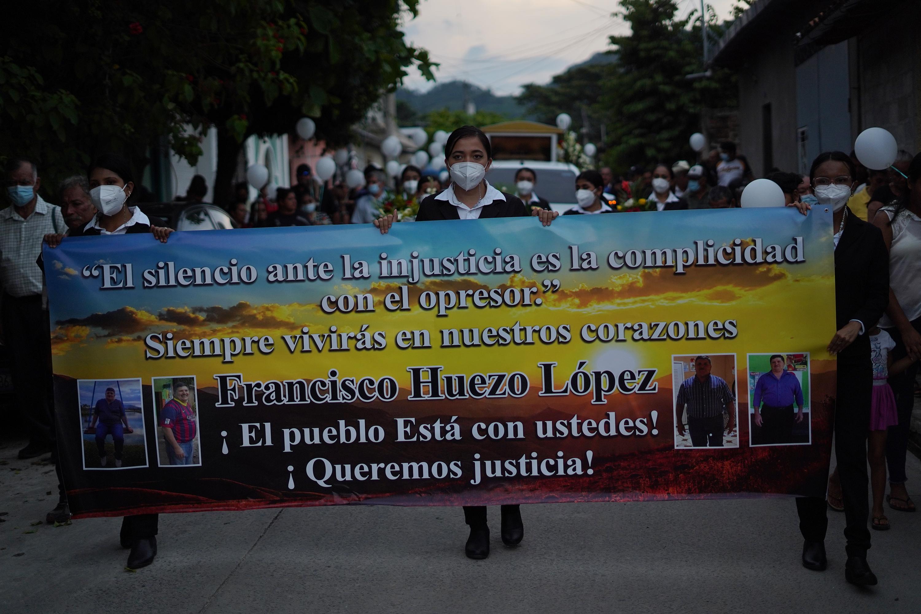 La familia de don Paco elaboró una pancarta con un mensaje dirigido a la Policía, que encabezó el sepelio y exigió justicia por esta muerte durante el Régimen de Excepción. Foto de El Faro: Víctor Peña. 