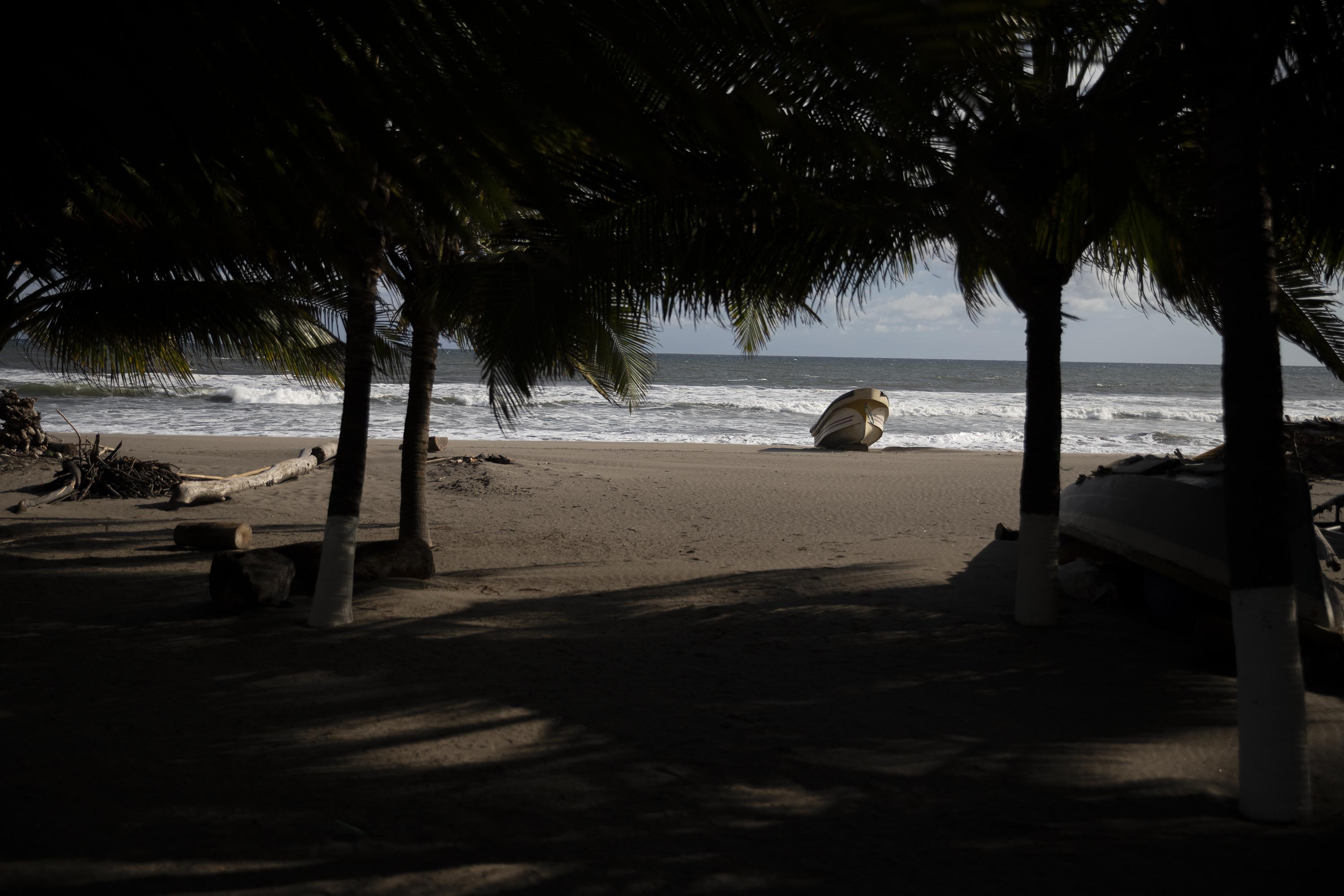 Vista hacia al mar desde la casa en Playa Dorada donde el 21 de agosto de 2022 fue detenido Luis Rivas, luego de admitir haber tomado una fotografía y subirla a redes sociales. Rivas dijo que en la imagen aparecía Karim Bukele, un hermano del presidente, mientras caminaba en la playa y era escoltado por el batallón presidencial. Foto de El Faro: Carlos Barrera