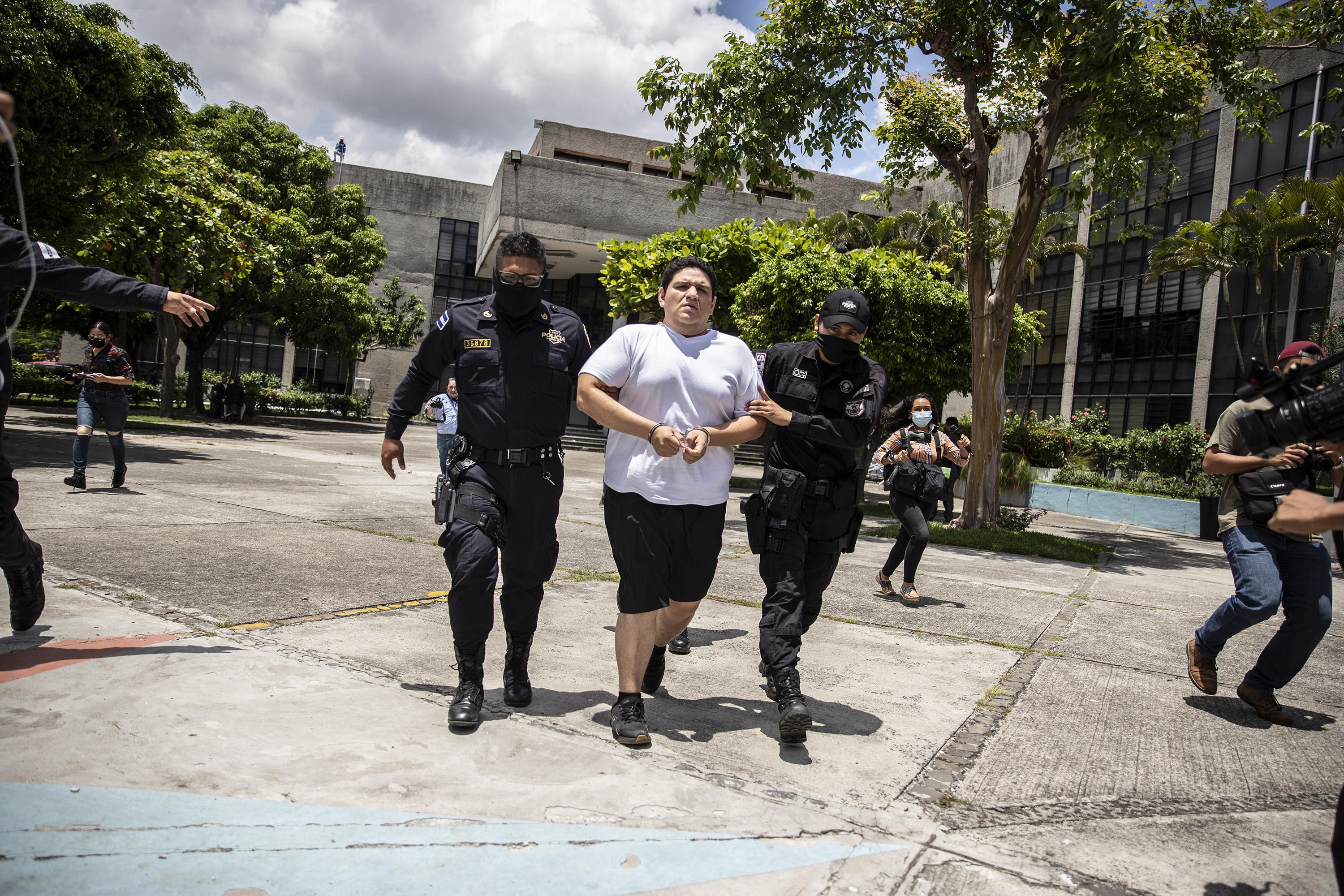 Luis Rivas recibió medidas sustitutivas durante la audiencia inicial realizada el 5 de septiembre del 2022 en el Juzgado Segundo de Paz de San Salvador, pero a su salida del tribunal volvió a ser detenido por una orden de la Fiscalía General de la República. Foto de El Faro: Carlos Barrera