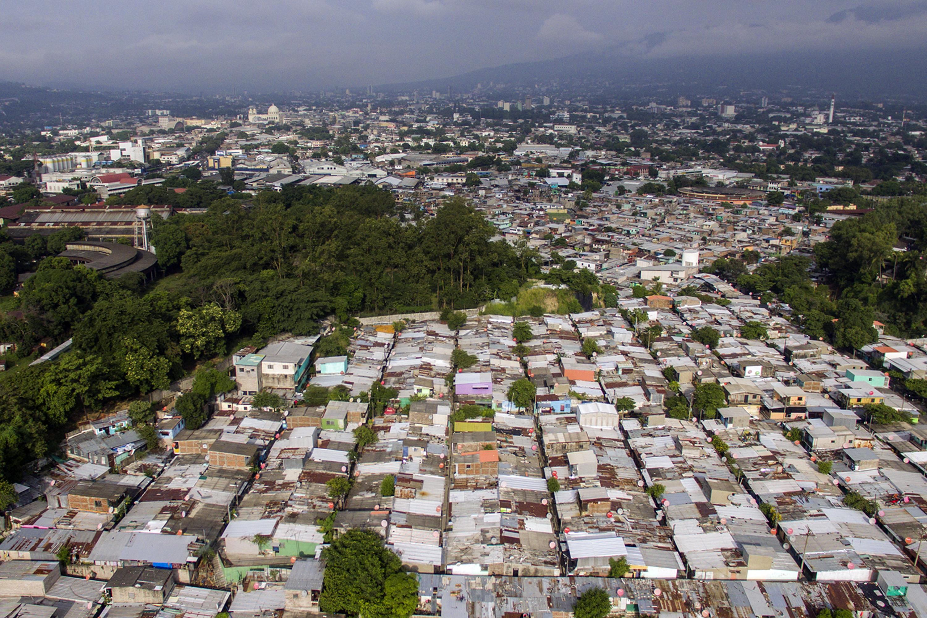 Comunidad Iberia, en San Salvador.  El último censo realizado en El Salvador fue en 2007.  Este aun no era uno de los asentamientos que concentraban mayor población y saturación de viviendas.  Foto de El Faro: Víctor Peña. 