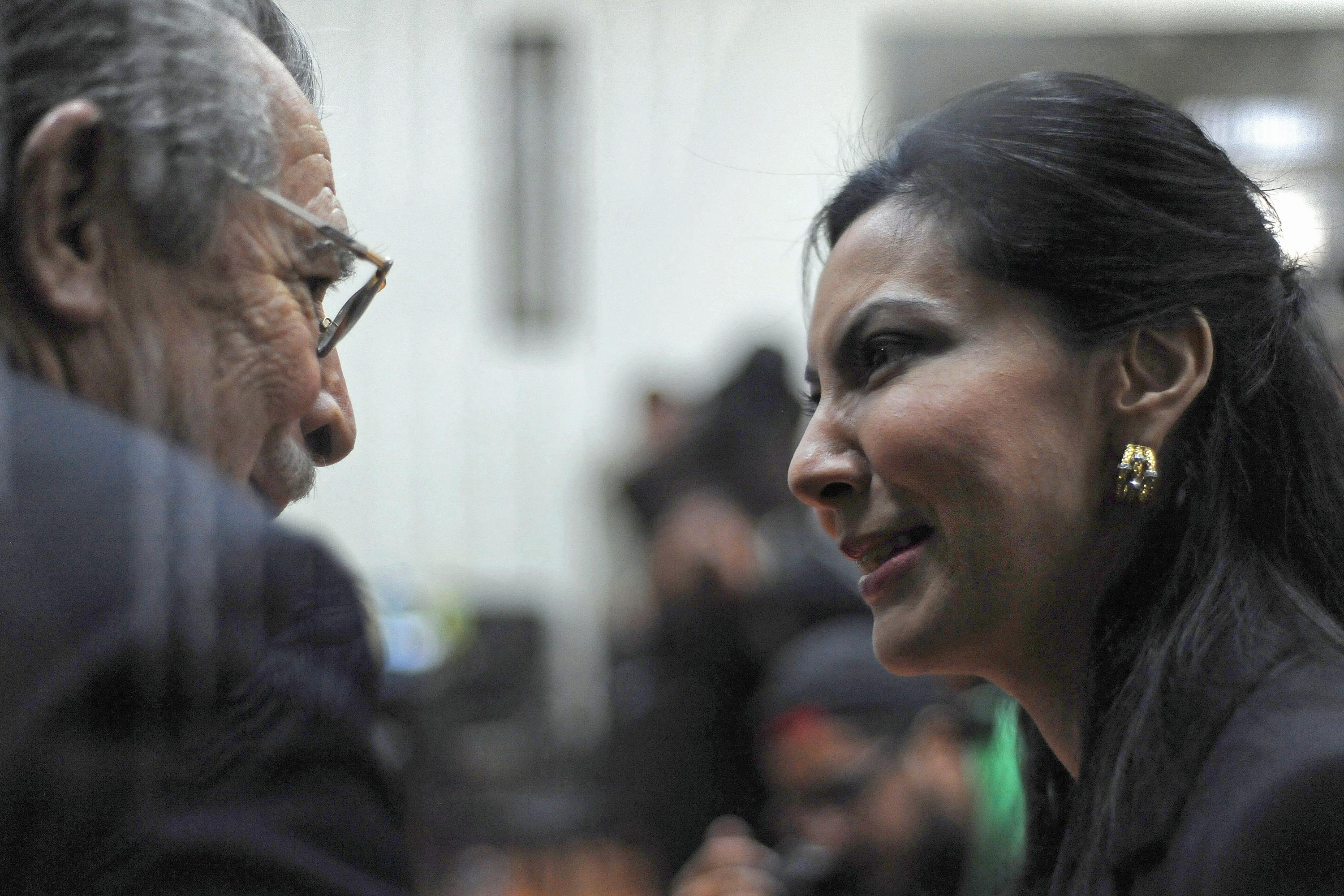 El ex presidente de facto guatemalteco (1982-1983) y general retirado, José Efraín Ríos Montt, habla con su hija Zury Ríos durante una audiencia judicial en la Ciudad de Guatemala el 23 de enero de 2013. Ríos Montt y el general retirado José Rodríguez asistieron a la audiencia, donde el Fiscalía solicitó juzgarlos por genocidio en comunidades indígenas del norte de Guatemala durante la guerra civil entre 1960 y 1996. Foto de El Faro: Johan Ordónez/ AFP.