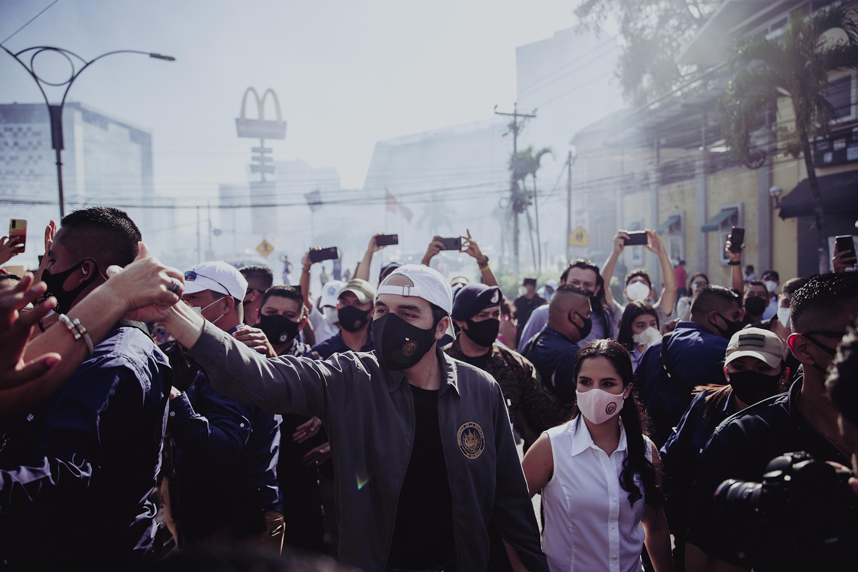 Dozens of supporters receive Nayib Bukele at a San Salvador polling station on Feb. 28, 2021, the day of the legislative and municipal elections in which his party, Nuevas Ideas, won a super-majority in the Legisaltive Assembly through 2024. Phot: Carlos Barrera/El Faro