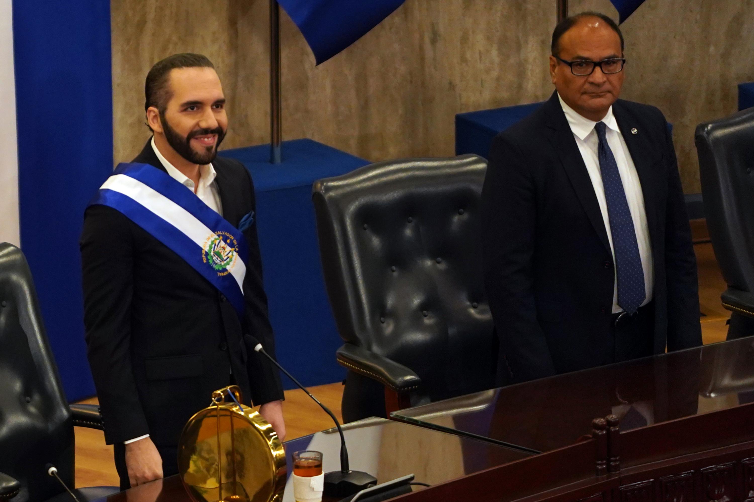 Nayib Bukele durante su llegada al Salón Azul de la Asamblea Legislativa, el 1 de junio de 2022 para dar su discurso de rendición de cuentas por su tercer año de gobierno. A su izquierda le acompaña Óscar López Jerez, presidente de la Corte Suprema de Justicia que avaló la reelección pese a los artículos constitucionales. Foto de El Faro: Víctor Peña.