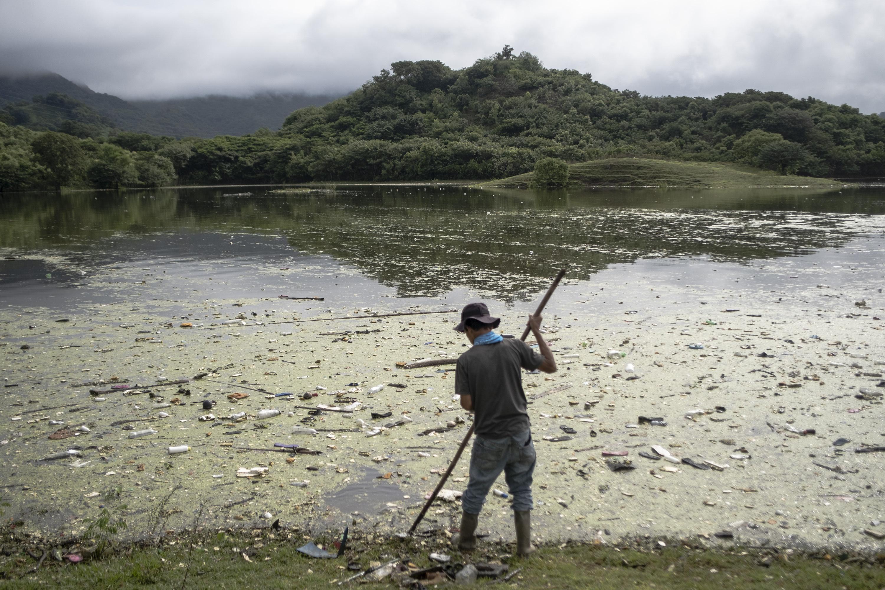 El problema de los desechos que llegan a Potonico es de todos los años. Según comentan los líderes comunitarios, en años anteriores, durante el verano, cuando las aguas del embalse bajan, la basura queda en los terrenos que son utilizados para la siembra de maíz y frijol, lo que obliga a a los agricultores a quemar el plástico para poder hacer las cosechas. Este año, debido a las cantidades de desechos, en su mayoría plásticos, los habitantes de Potonico se organizaron para retirar la basura del agua.