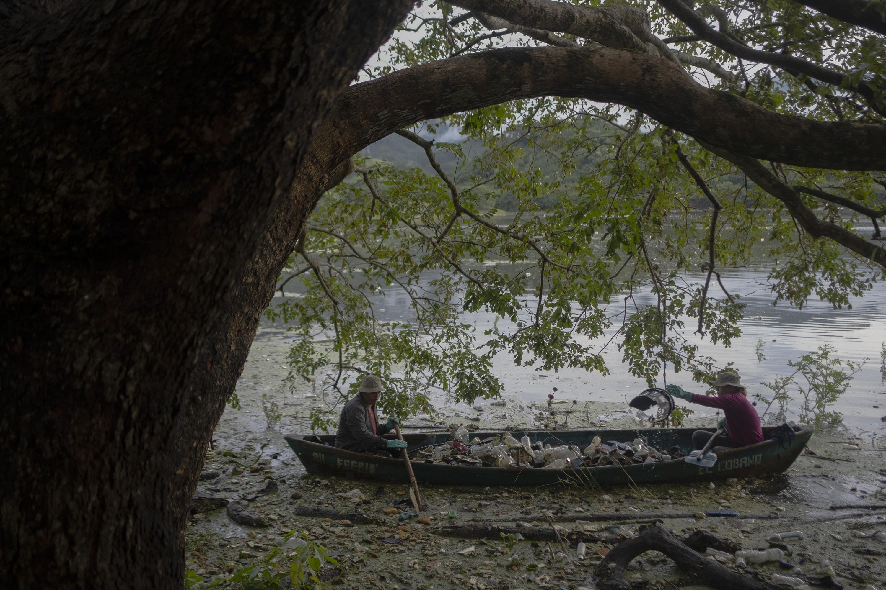 Liliana Tobar y Sonia Pérez se levantan todos los días a las 4:30 de la madrugada para sacar plástico de las aguas del embalse. Es una rutina que siguen desde hace casi un mes, cuando las cantidades de basura empezaron a formar islas y playas: 