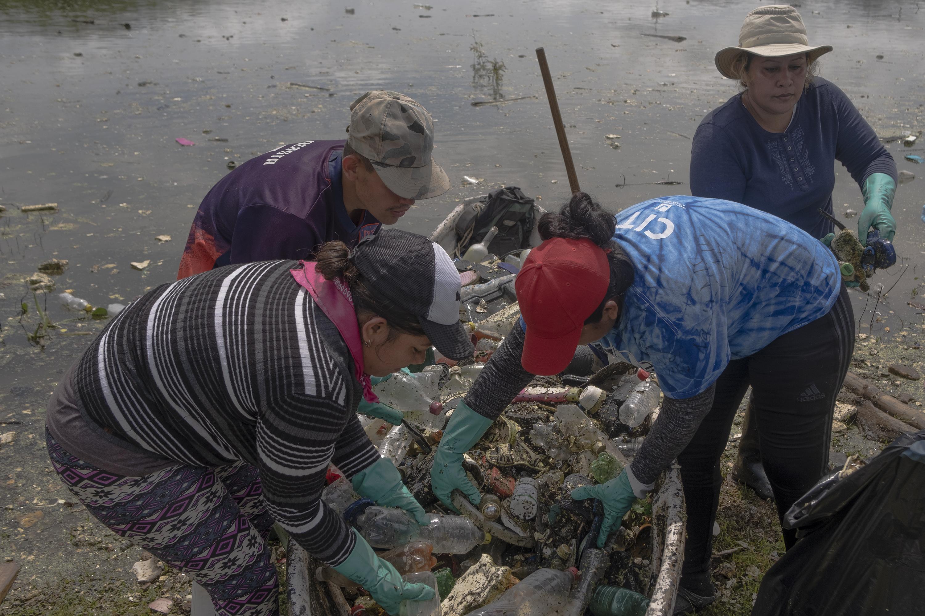 Un grupo de habitantes de Potonico organizados en cooperativas de agricultores y pescadores, trabajan de 5:00 de la madrugada al mediodía en la limpieza del embalse. Lo hacen porque el Lempa es una de las principales fuentes de ingreso para las familias. Según uno de los líderes comunitarios ellos empezaron a trabajar antes de que la Alcaldía y la CEL lo hicieran.