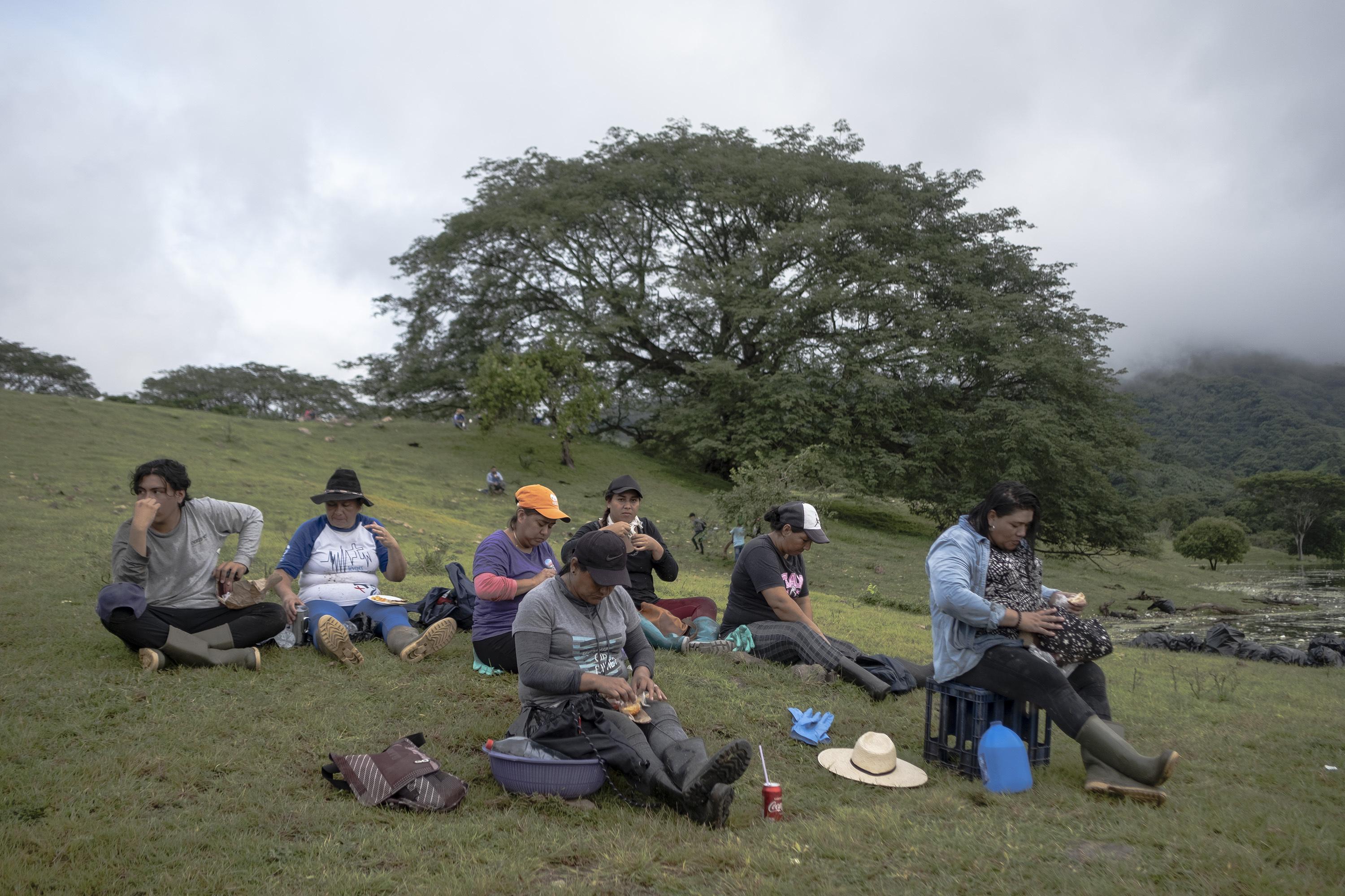 La cooperativa ganadera Piedra del Idioma convocó a 50 personas para sacar la basura del embalse. Las primeras semanas se costearon los alimentos, el aceite y gasolina para los motores de sus lanchas hasta que la Comisión Ejecutiva del Río Lempa, CEL, les entregó bolsas para basura, guantes y lo necesario para hacer funcionar las lanchas: 