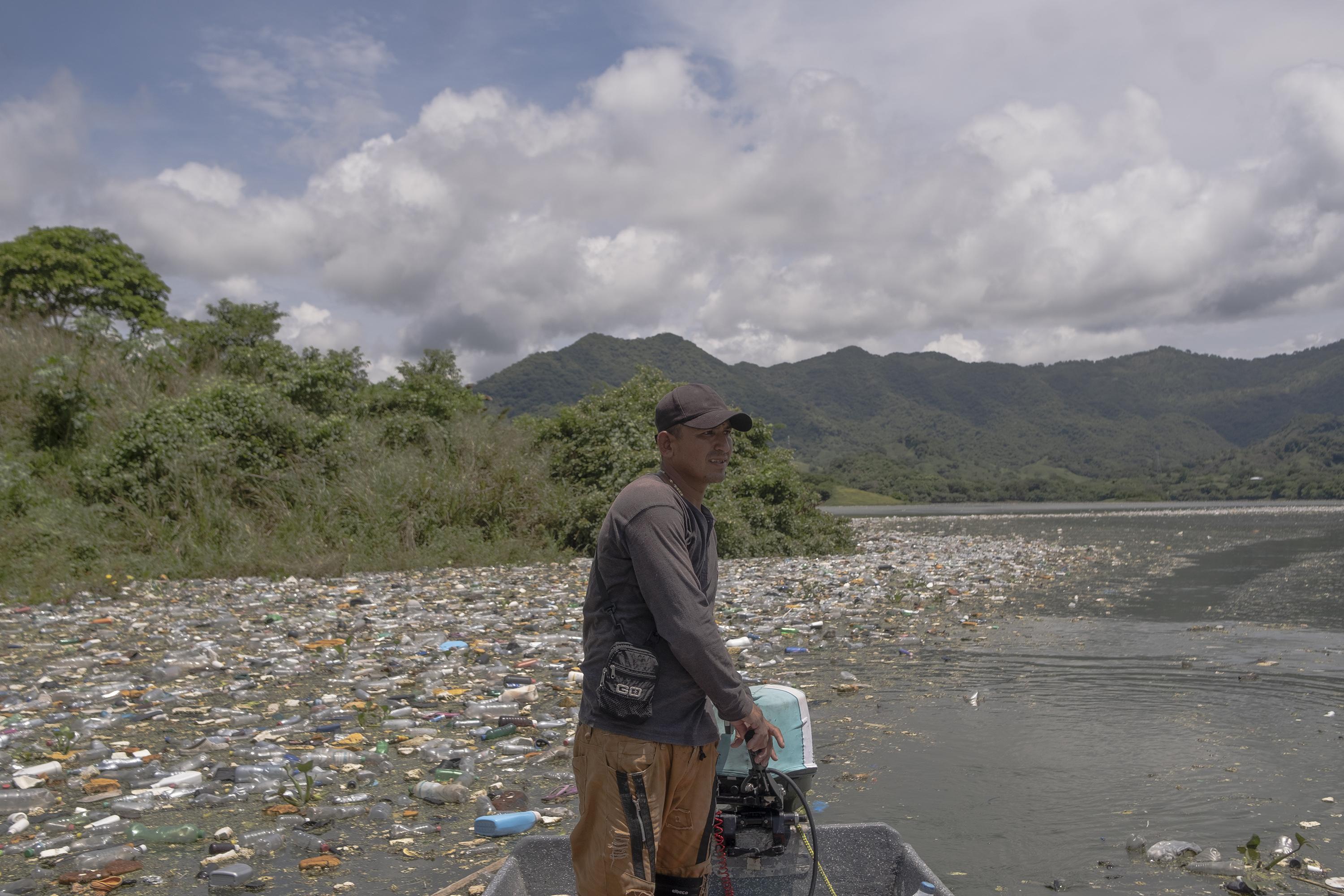 Mauricio Orellana es un pescador de Potonico, su trabajo lo realiza sumergiéndose en las aguas del embalse del Cerrón Grande y con arpón dispara a los peces. Desde que la basura plástica llegó a su área de pesca ha tenido que disminuir los días de trabajo para dedicarse a limpiar: 