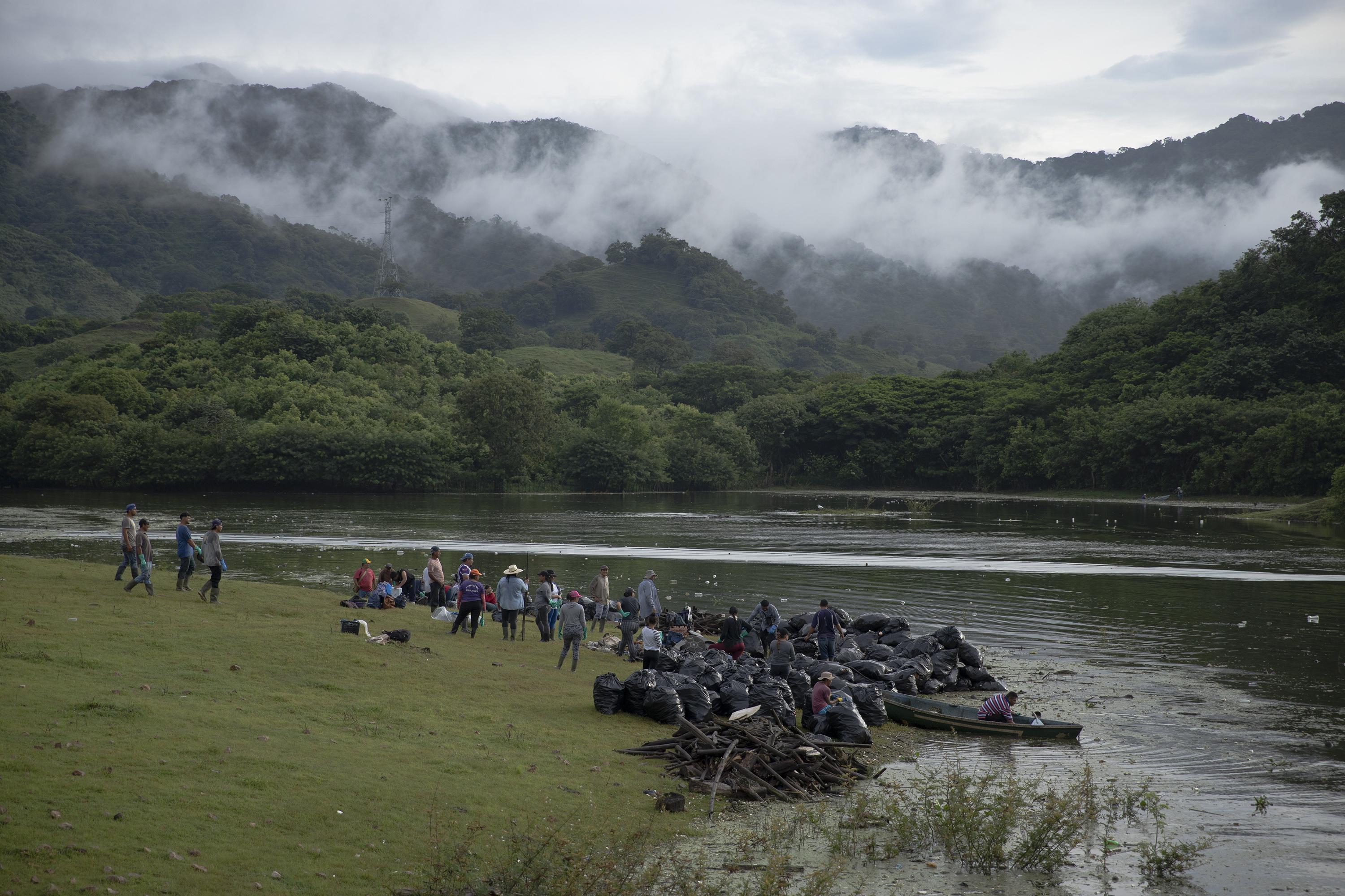 Hace cuatro meses, según comentan los líderes comunitarios, los habitantes de Potonico llenaron en una semana 1,500 bolsas con plástico retirado de las aguas del embalse; cada una con un peso aproximado de 20 libras. Es decir, cerca de 30,000 libras de desechos: 