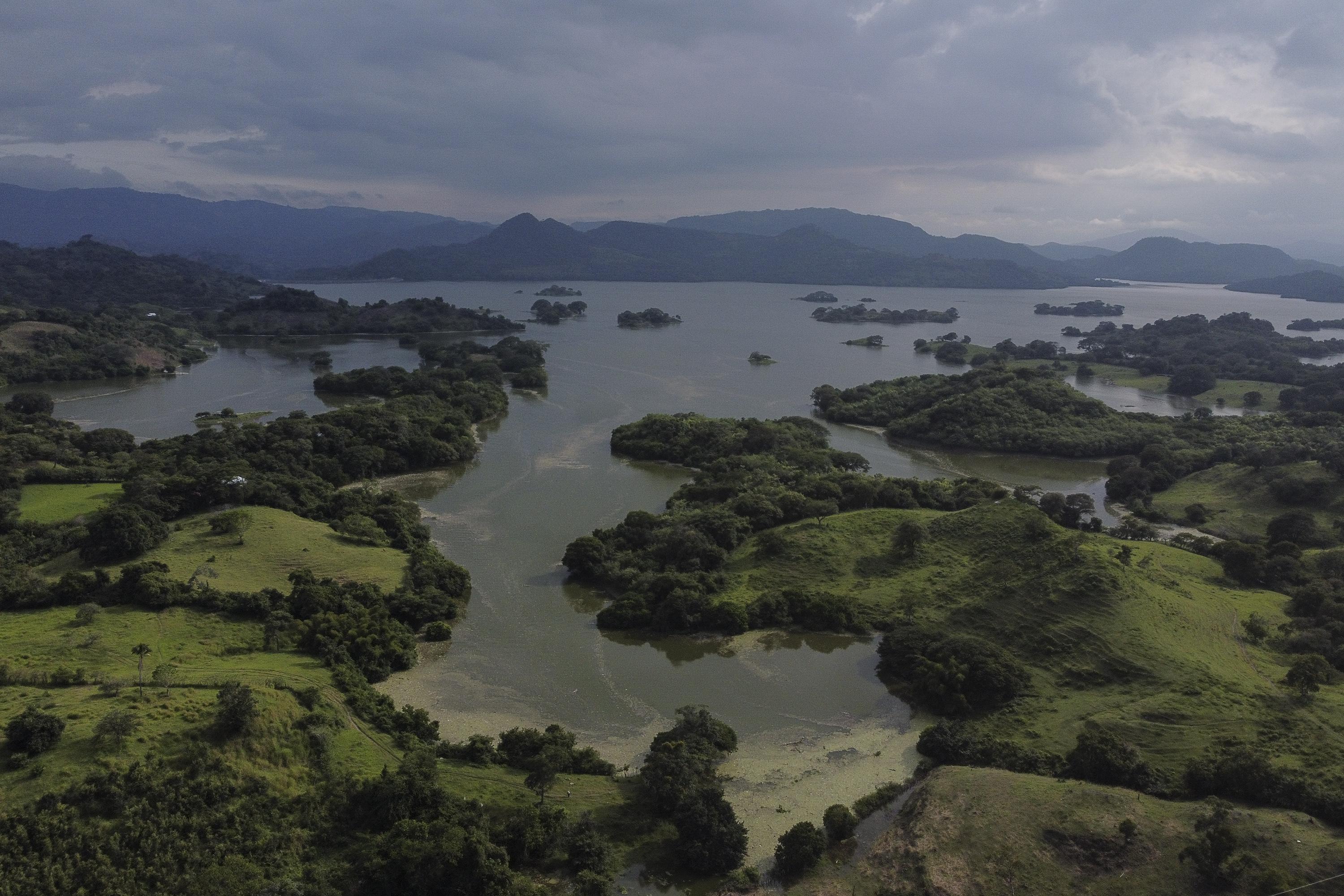 Las corrientes de agua que llegan desde San Salvador por medio del río Acelhuate hasta el Lempa siguen llevando basura plástica al embalse del Cerrón Grande. Las playas de residuos siguen creciendo a las orillas de Potonico. 