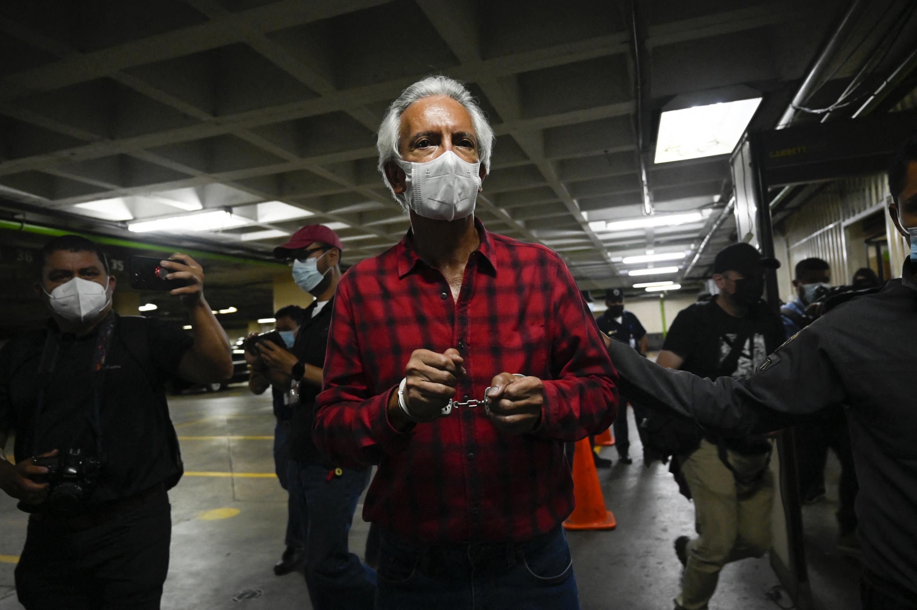 El periodista guatemalteco, José Rubén Zamora, presidente de El Periódico, es visto después de una audiencia en el Palacio de Justicia de la Ciudad de Guatemala, el 30 de julio de 2022. Foto de El Faro: Johan Ordóñez/ AFP.