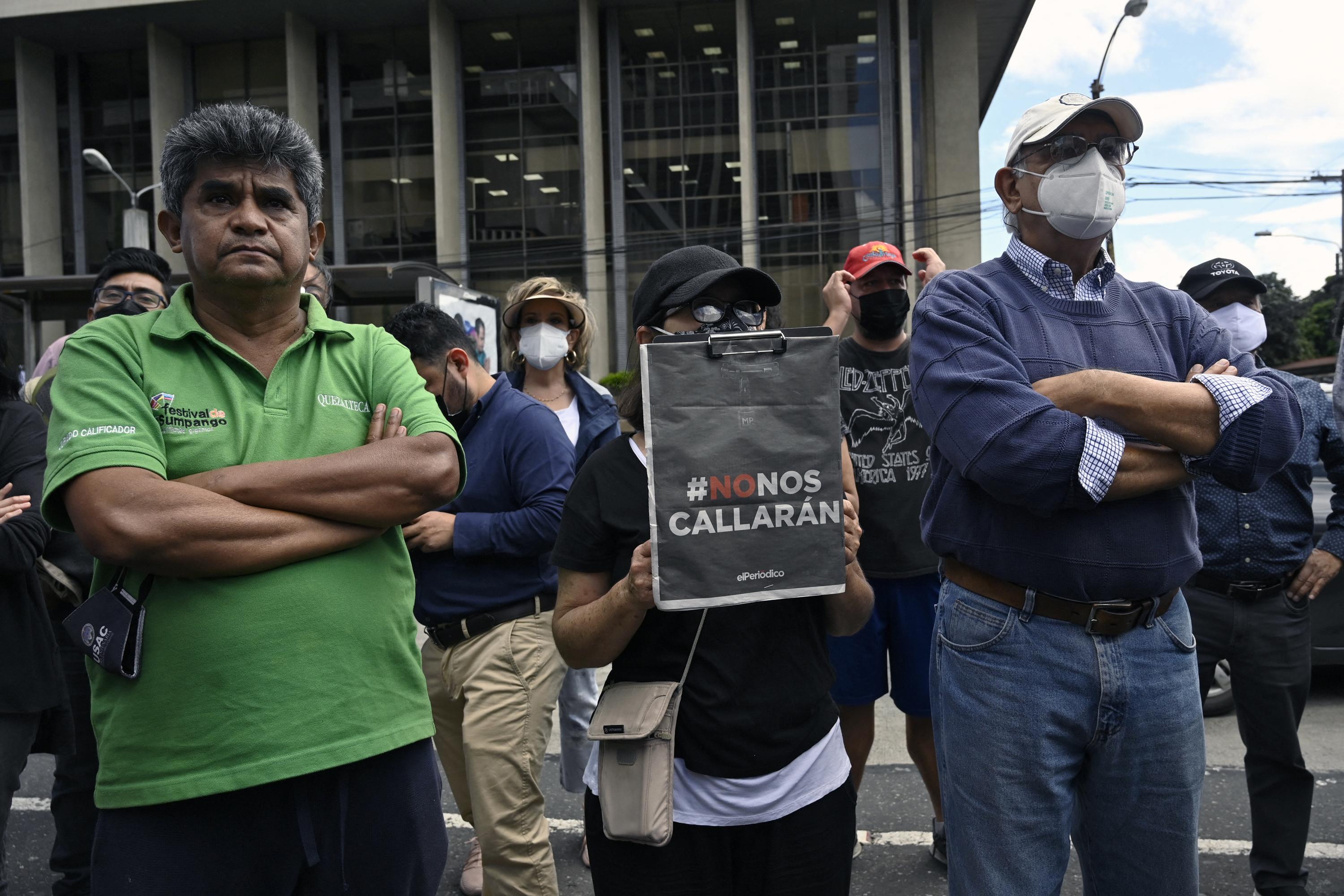 Periodistas y miembros de la Sociedad Civil participan en un plantón frente al Palacio de Justicia de la ciudad de Guatemala. Protestan en contra del arresto del periodista José Rubén Zamora, presidente de El Periódico.  Foto de El Faro: Johan Ordóñez/ AFP.