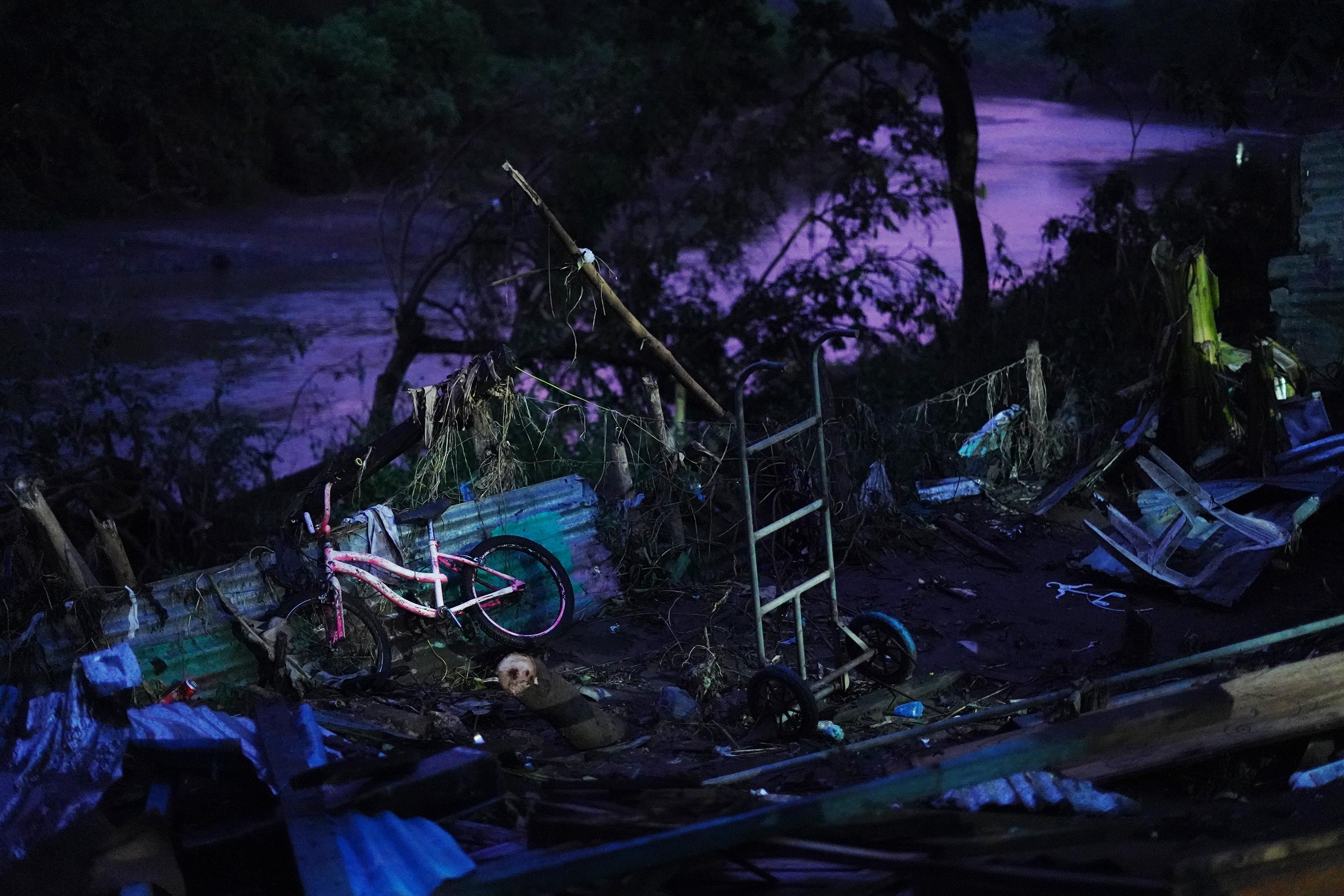 Más de 20 personas de la comunidad El Tiangue intentaron sacar un vehículo con el motor fundido que quedó atrapado en el agua. Amarraron lazos; unos jalaban y otros nadaban para empujarlo hasta la calle principal. Eran las 9:00 de la mañana del lunes 10 de octubre cuando el agua alcanzó más de tres metros de altura. “Aquí los niños jugaban como si fuera una playa. Hacían piruetas para caer al agua y bañarse. El agua arrastró las casas más cercanas al río. El Mitch hizo menos que esto”, dice Patricia Mata, habitante de la comunidad El Tiangue, de San Miguel, una de las más afectadas por la fuerza del río.