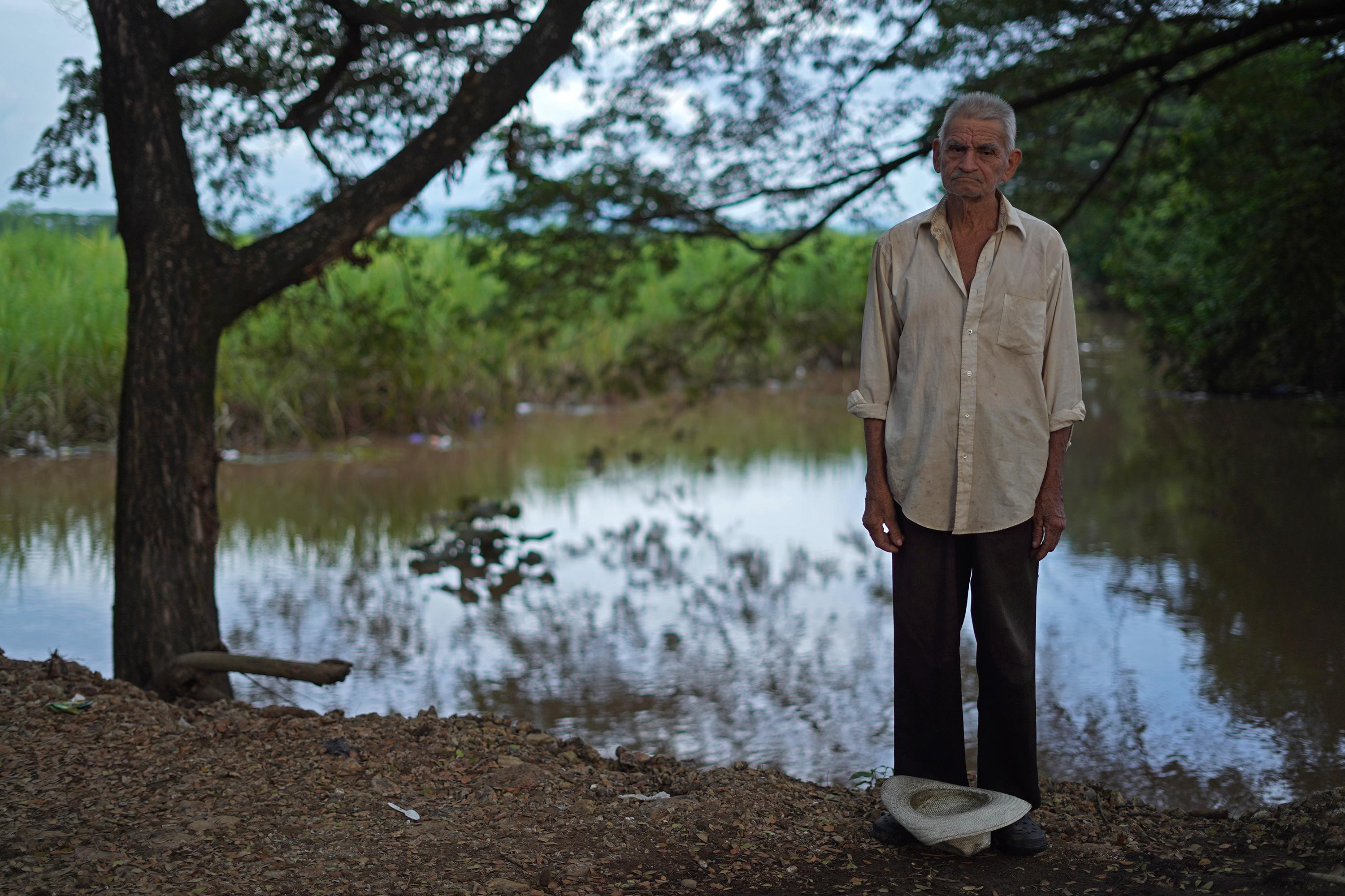 Andrés Rivera, de 76 años, es habitante del caserío Los Corrales, del cantón El Tecomatal, de San Miguel. Su casa se inundó, perdió su cosecha de maíz y salió a la carretera para pedir dinero a los automovilistas. “Aquí vamos a la ruina, la última inundación como esta fue hace más de 20 años con el Huracán Mitch”, recuerda. El río Grande rodea su comunidad y para él es normal tener inundaciones en su vivienda cada invierno.