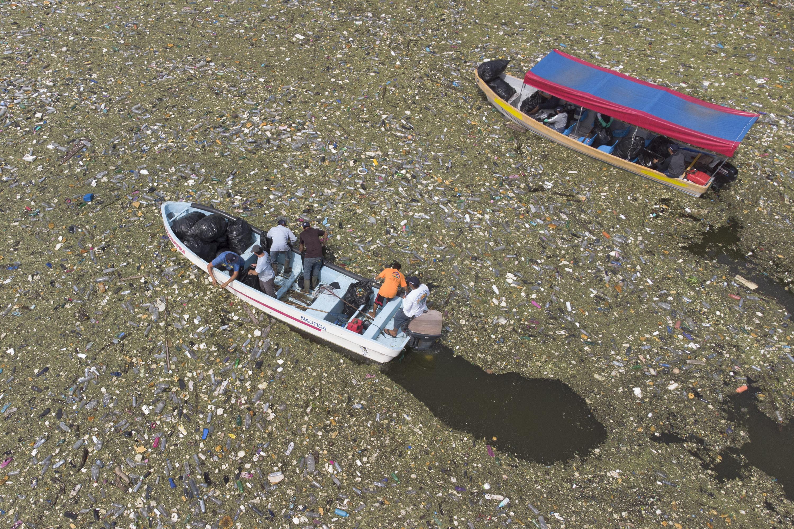 Potonico residents’ cleaning efforts seem like a drop in the bucket compared to the amount of garbage dragged in by the river currents. They say that day workers from the Ministry of the Environment once tried to place a trammel net to collect more garbage, but it gave way under the weight, so the labor of picking up vast amounts of waste must be done by hand.