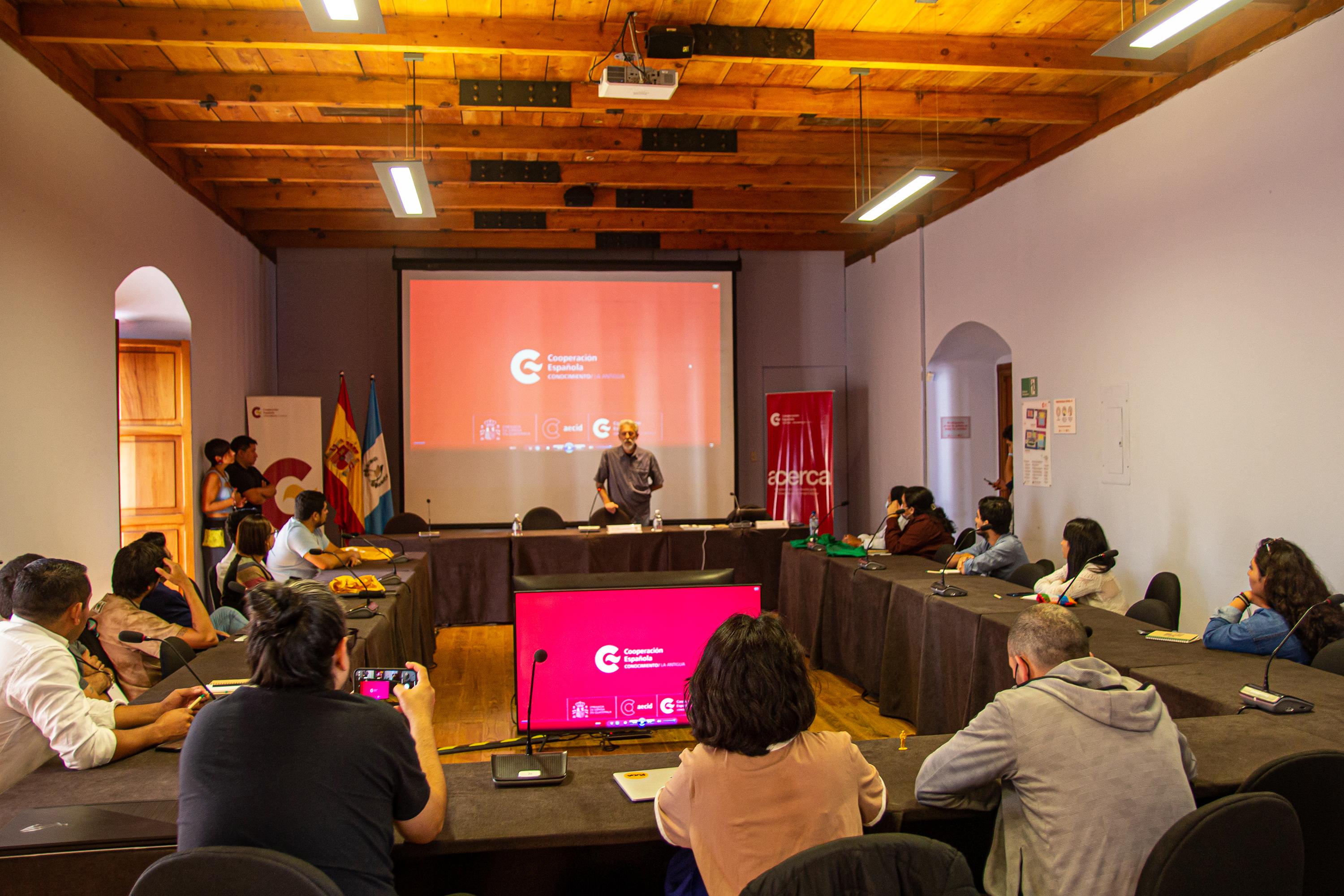 El fotoperiodista español, Javier Bauluz, durante el inicio del taller de fotografía que habla sobre el tratamiento a las víctimas de guerras y la violencia social, que son sometidos al desplazamiento forzado. Este taller abre las actividades del Foro Centroamericano de Periodismo, que se realiza en la Antigua Guatemala. Foto de El Faro: Gabriel Adderly.